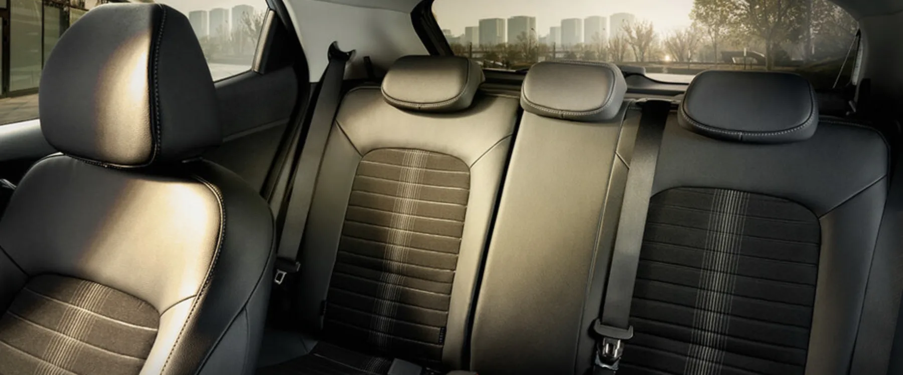 O principal ponto negativo é o espaço traseiro justo e o porta-malas limitado para famílias maiores ou bagagem volumosa.