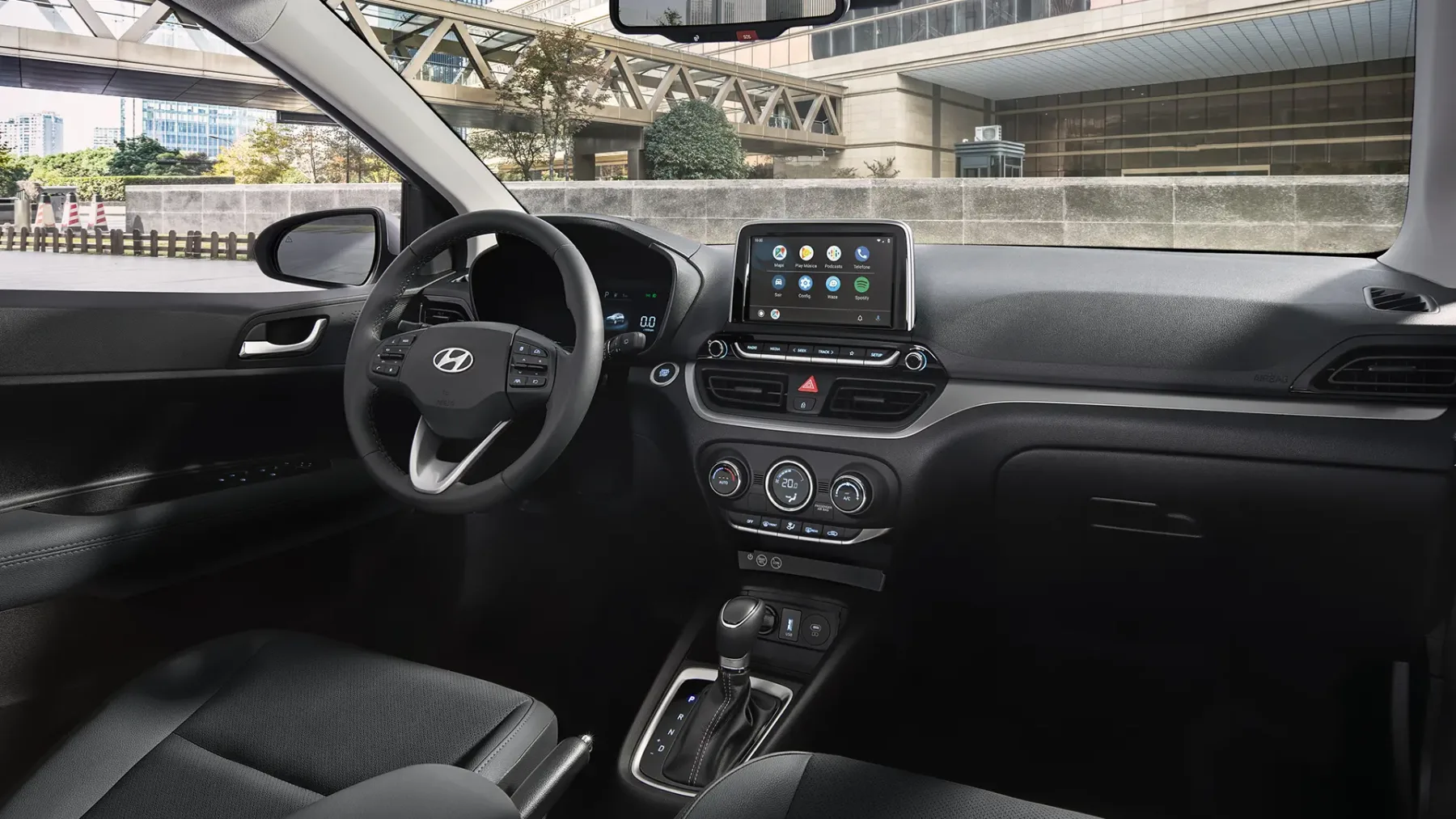 Câmbio automático de 6 marchas e direção elétrica tornam a condução leve e previsível, com trocas suaves e boa precisão em manobras urbanas.