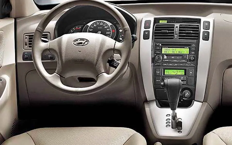 A direção hidráulica e o câmbio manual de 5 marchas tornam a condução simples. A tração dianteira garante comportamento previsível e fácil no uso diário.