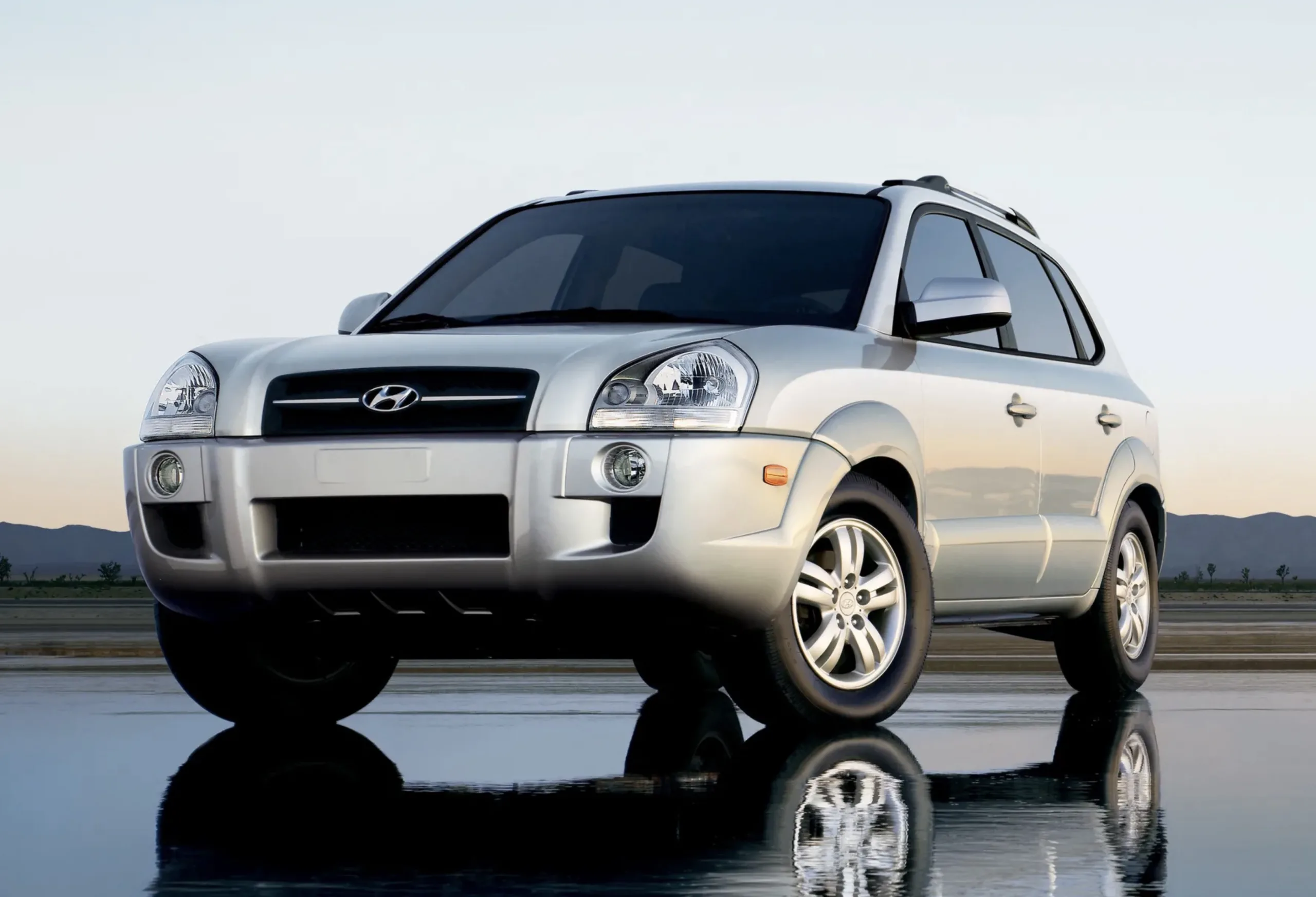 O Tucson GL 2010 serve para quem busca SUV robusto, interior amplo e uso familiar. No mercado de usados vale a pena quando está revisado e em bom estado.