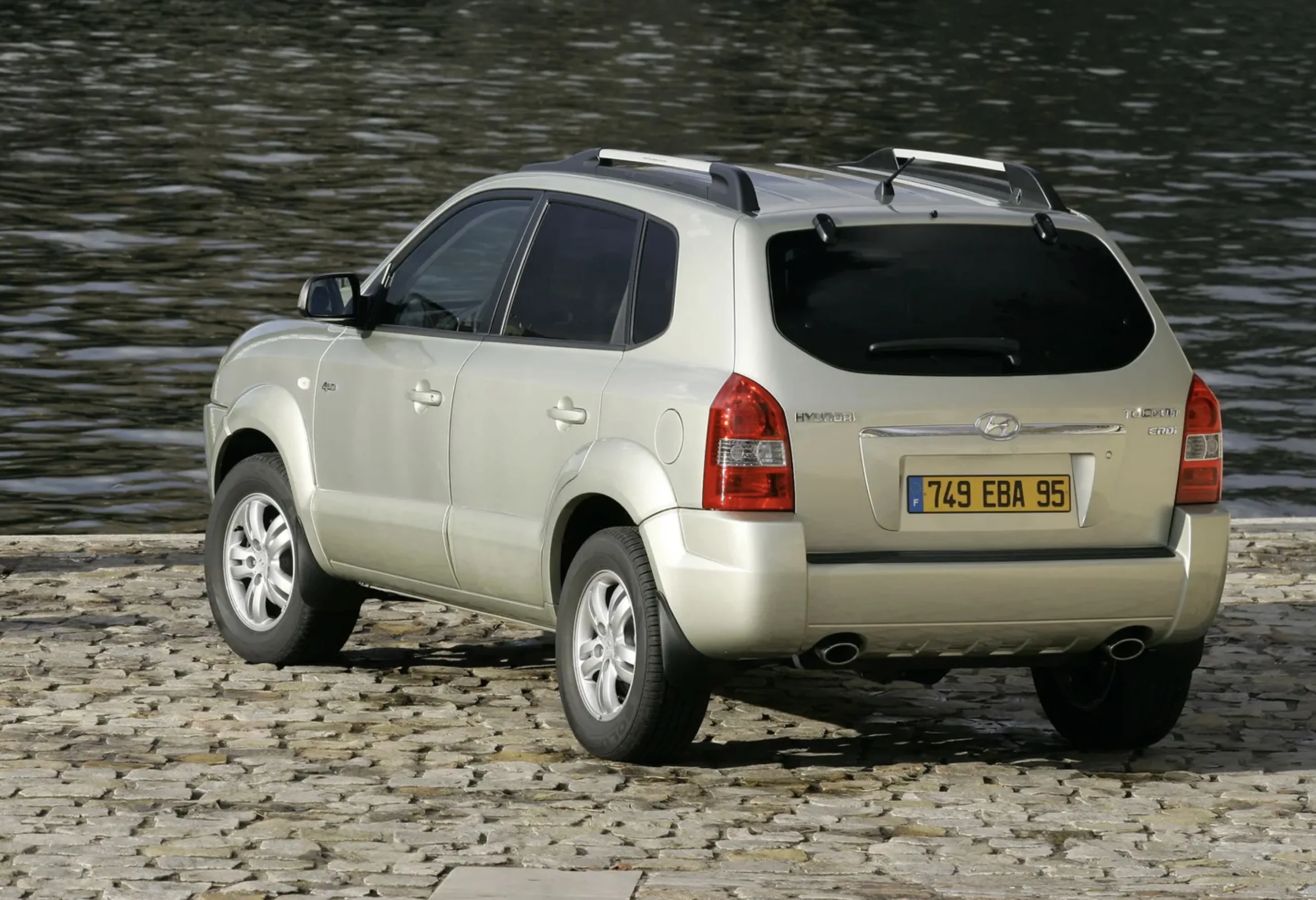 Consumo urbano de 8,5 km/l e rodoviário de 10 km/l, autonomia de 493 a 580 km e tanque de 58 litros. Funciona melhor em uso rodoviário pela eficiência maior.