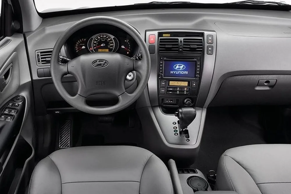 Câmbio automático de quatro marchas com tração dianteira garante uso simples no dia a dia, com trocas suaves e operação intuitiva para trajetos urbanos e viagens moderadas.