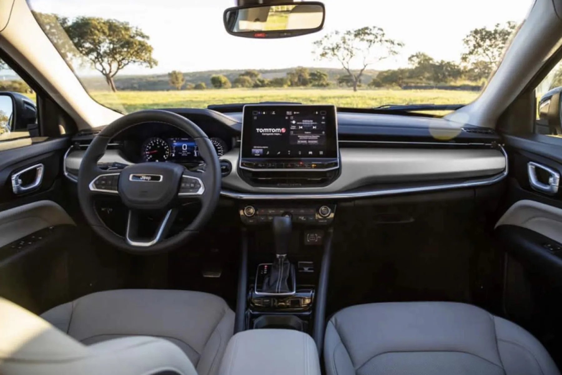 O câmbio automático de 9 marchas trabalha com suavidade e a tração integral sob demanda aumenta a segurança. A direção elétrica passa confiança e o conjunto é fácil de conduzir.