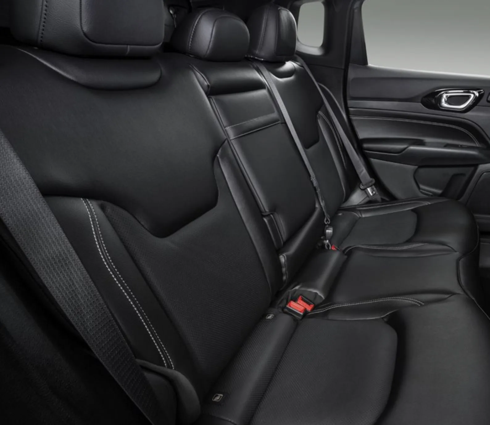 O interior acomoda cinco ocupantes com conforto, oferece porta-malas de 410 litros e bom espaço para viagens em família ou uso profissional no dia a dia.