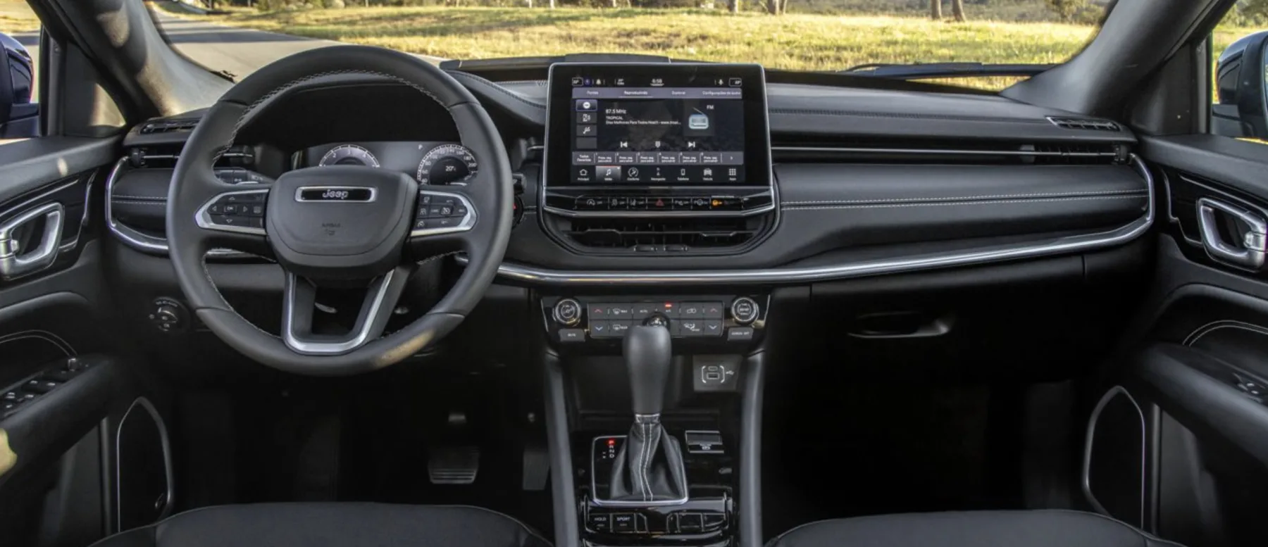 A transmissão automática de seis marchas prioriza suavidade, com tração dianteira e direção elétrica leve, tornando a condução simples no uso diário e estável na estrada.