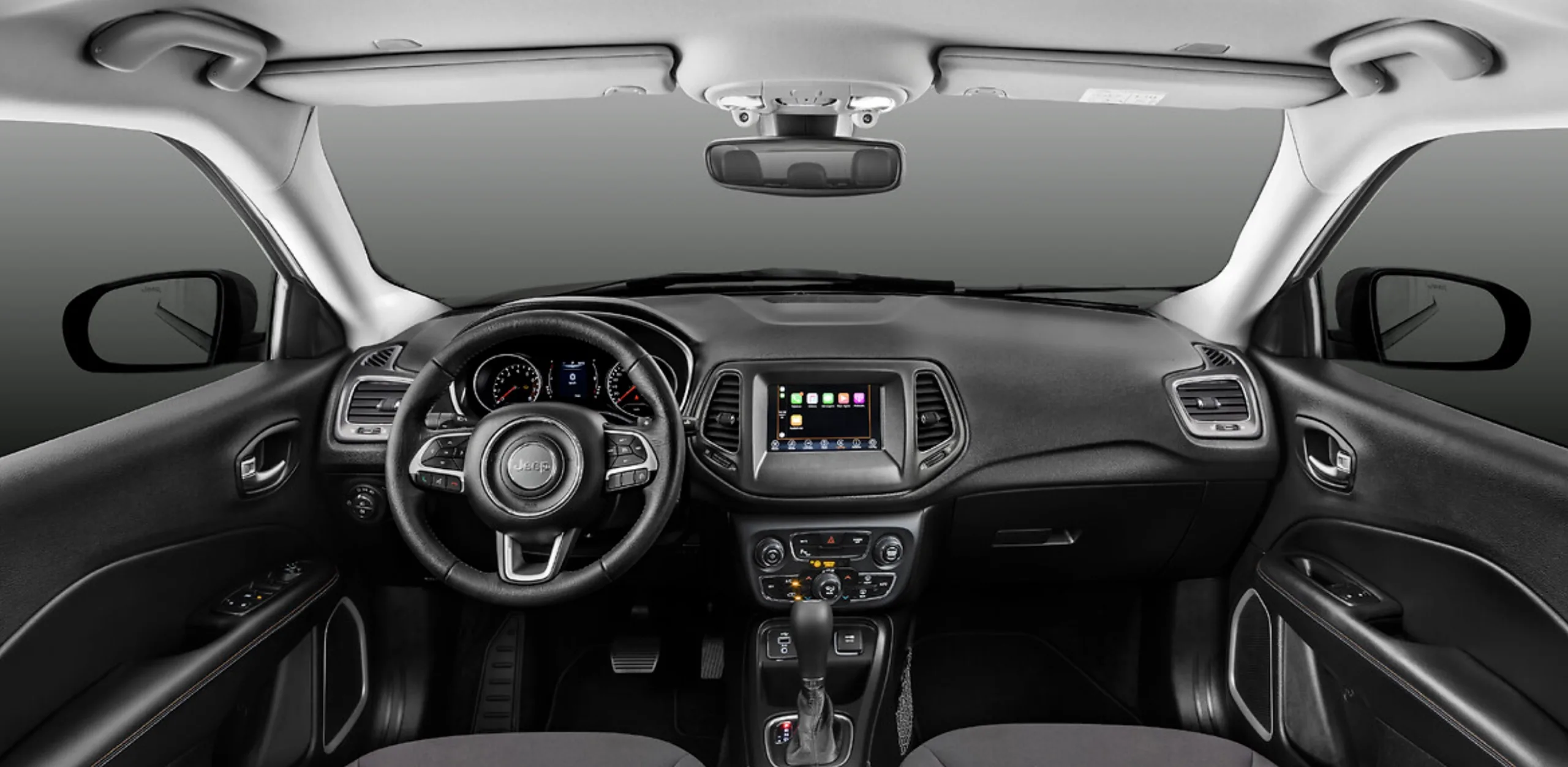 A transmissão automática de 6 marchas e a direção elétrica tornam a condução previsível, com tração dianteira que privilegia eficiência. Dirigir o Compass é simples e confortável.