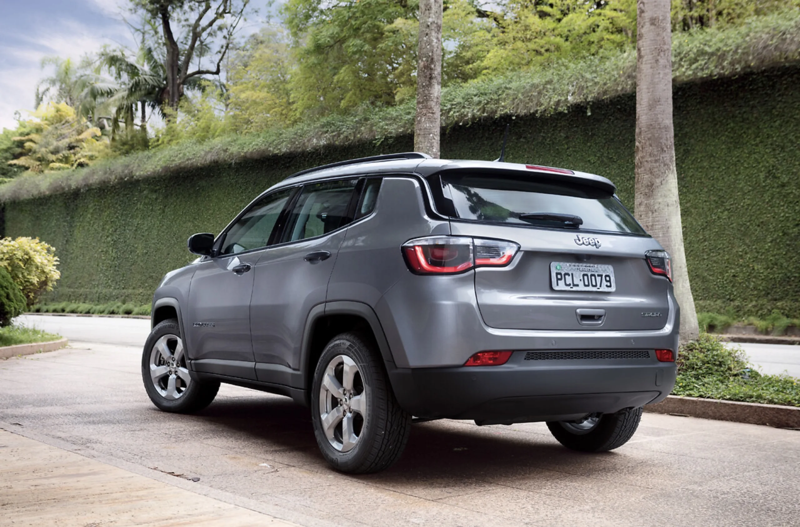 Consumo de 6,1 km/l e 8,8 km/l na cidade e até 10,8 km/l na estrada. Autonomia de 366 a 648 km. Tanque de 60 litros garante boa margem para viagens longas.