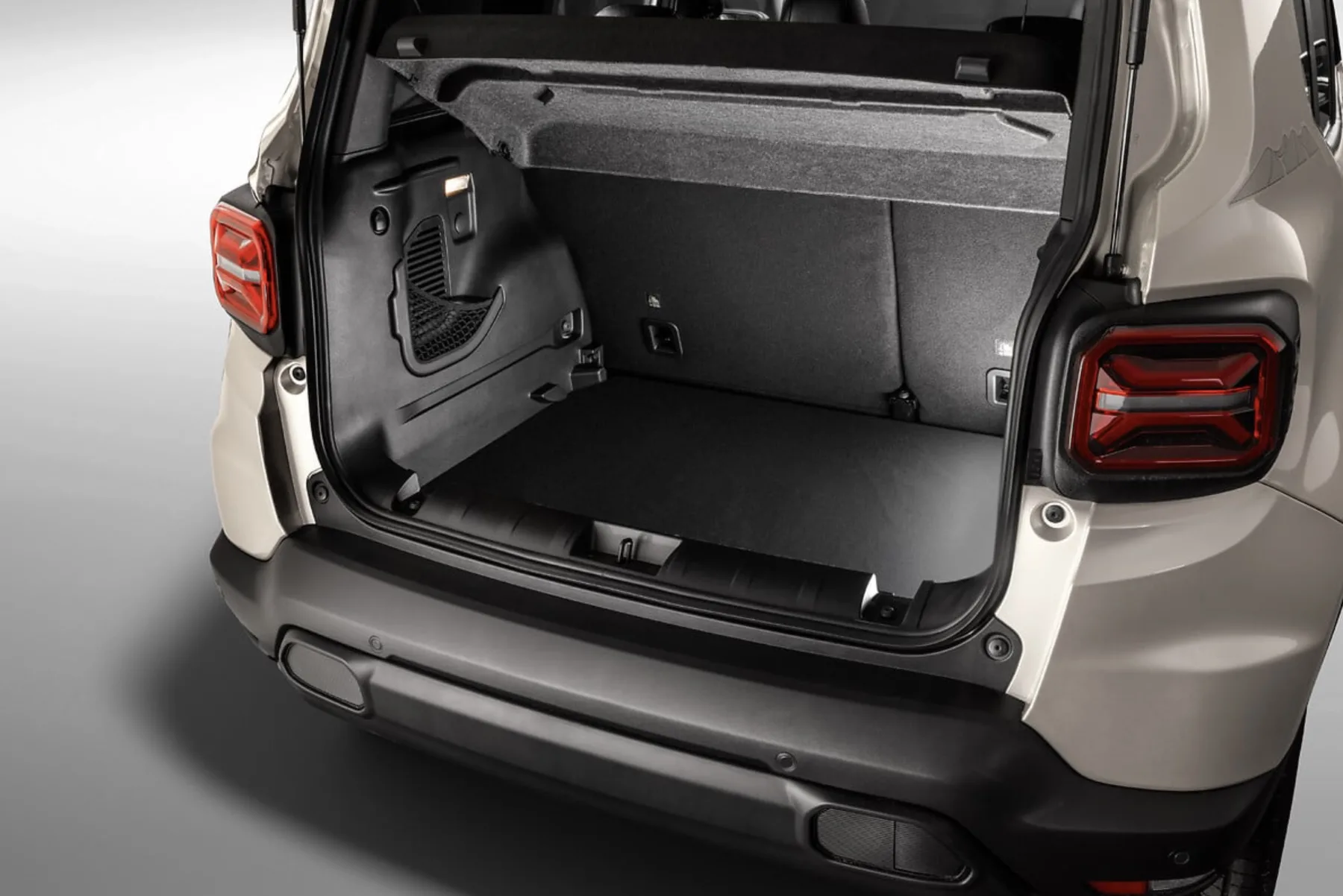 Nem tudo agrada, o porta-malas de 320 litros limita viagens em família, o consumo com etanol pesa no bolso e a ausência de tração 4x4 frustra alguns compradores.