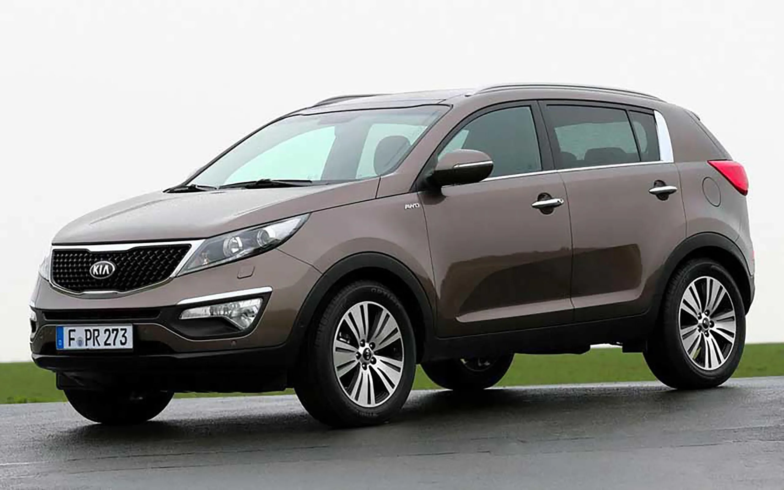 As versões EX 2.0 AT, LX 2.0 AT e LX 2.0 4x4 AT do Kia Sportage 2015 atendem perfis diferentes, da busca por conforto ao uso versátil com tração 4x4, sempre com motor 2.0 e câmbio automático.