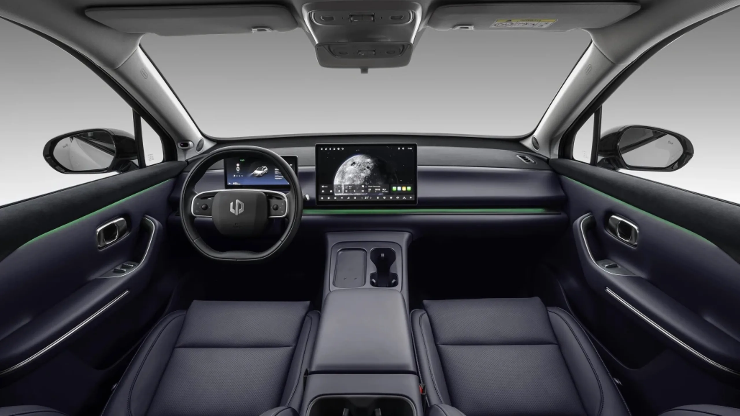 O interior do Leapmotor C10 prioriza conforto no uso diário, com espaço real para cinco adultos, bancos amplos, bom isolamento acústico e tecnologia concentrada na tela, o que pede adaptação.