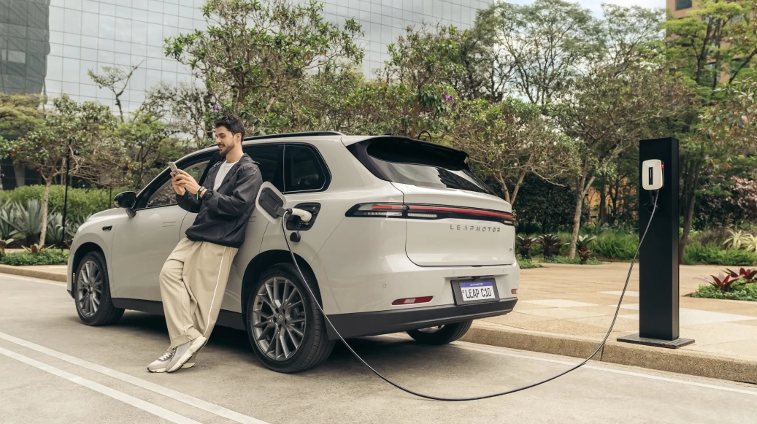 A proposta é simples de entender na prática. Ele anda sempre como elétrico, silencioso e com resposta imediata, mas carrega um motor a gasolina que só gera energia quando precisa.