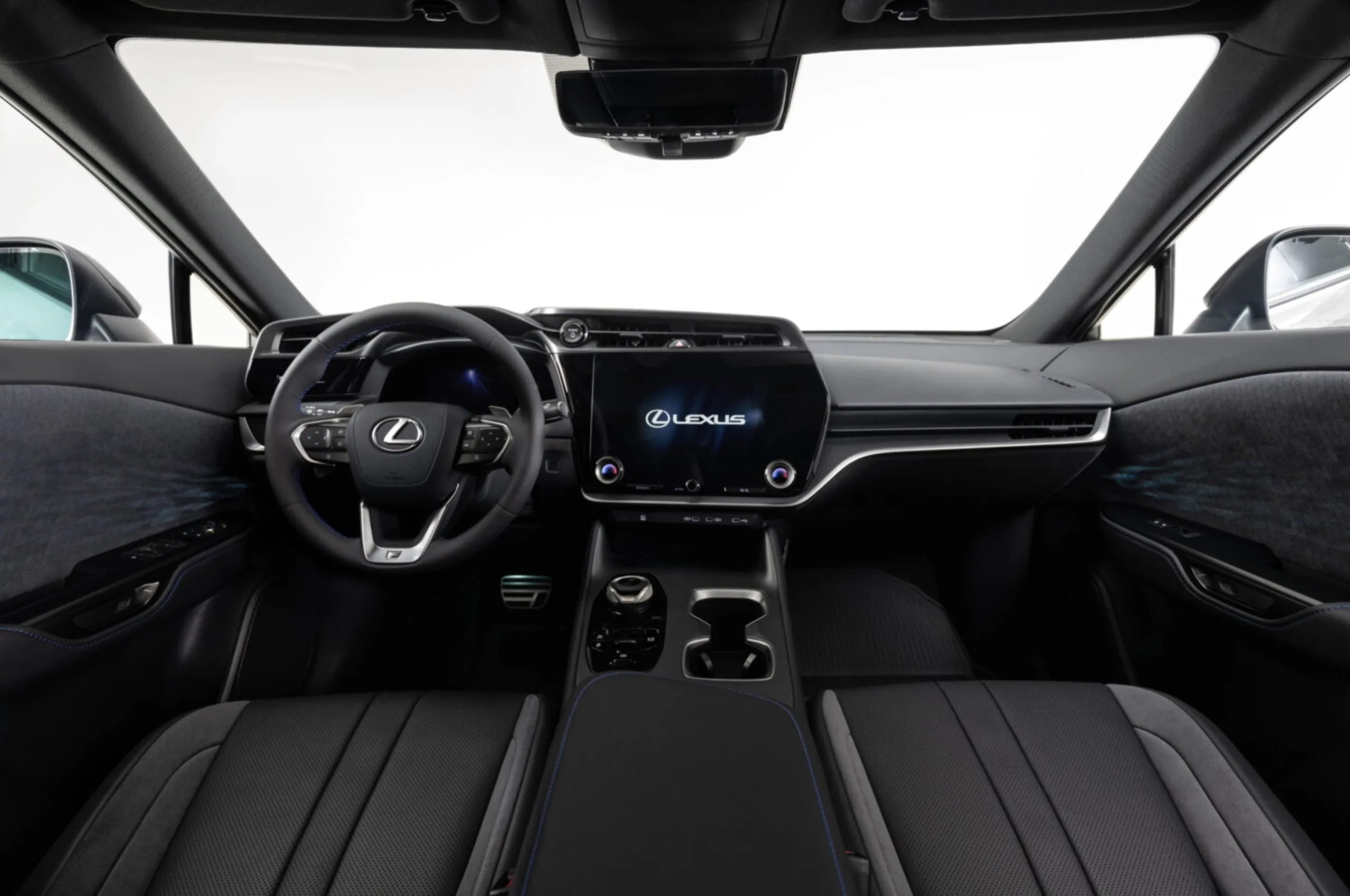 Tração integral sob demanda, direção elétrica e câmbio automático de 1 marcha, o RZ 500e 2026 dirige de forma suave, estável e com respostas imediatas.