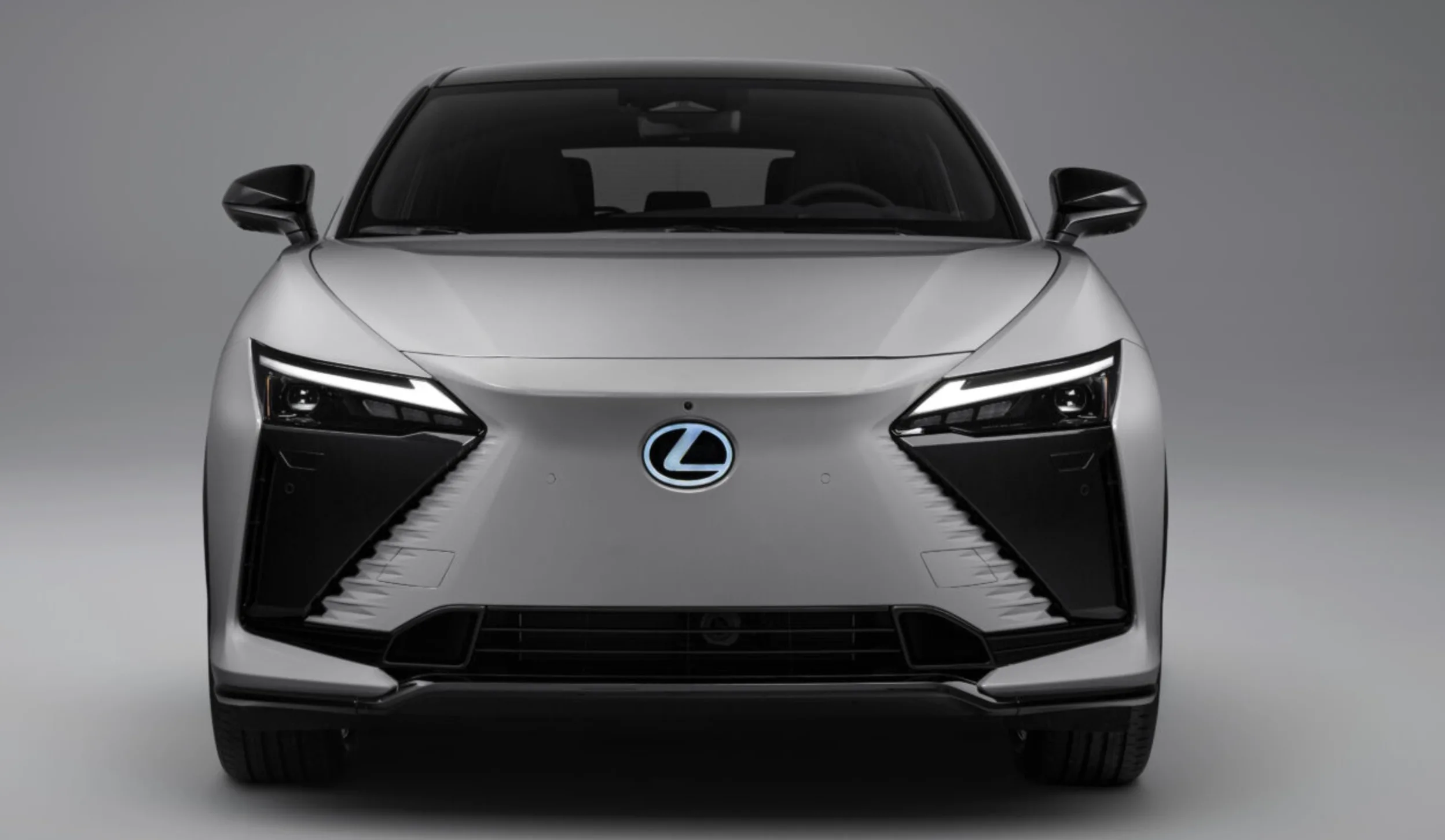 Autonomia de 420 km e dois motores, o Lexus RZ 500e 2026 serve para quem busca um SUV elétrico confortável, seguro e eficiente para o uso diário.