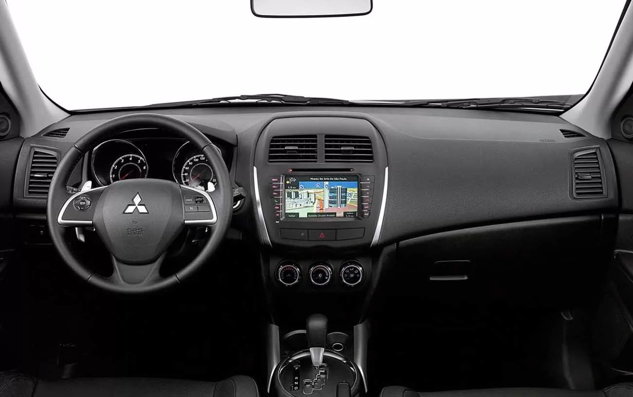 O CVT suaviza trocas, a direção elétrica facilita manobras e a tração integral reforça a segurança em pisos variados.