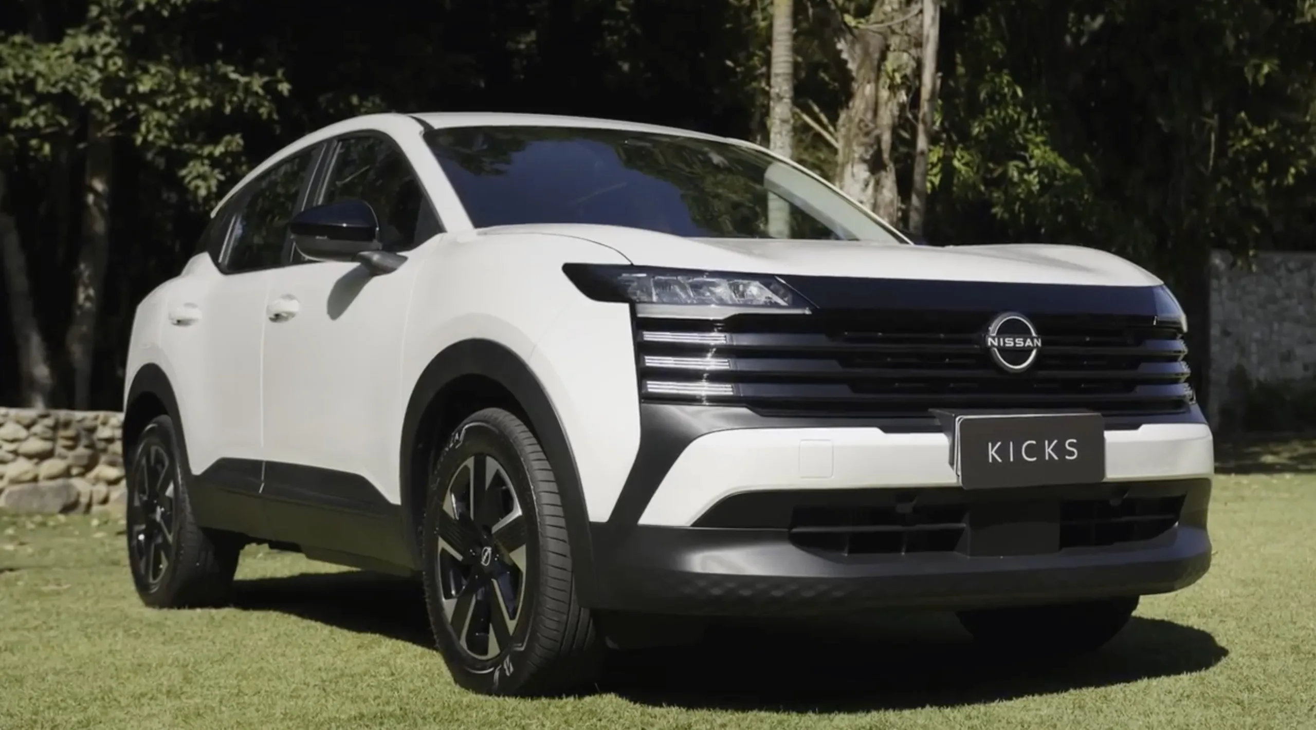 Compacto eficiente para rotina urbana, o Kicks Sense 1.0 2026 atende quem busca consumo baixo, interior funcional e autonomia consistente no dia a dia.