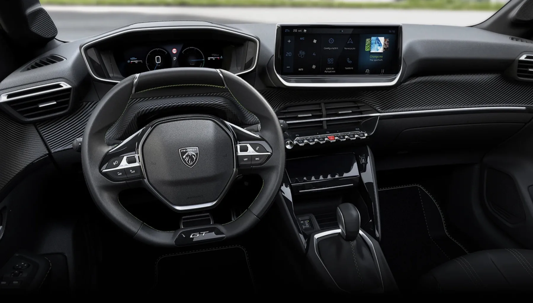 Câmbio automático CVT e tração dianteira priorizam suavidade, a direção elétrica é leve, fácil de manobrar e cansar menos em congestionamentos longos.