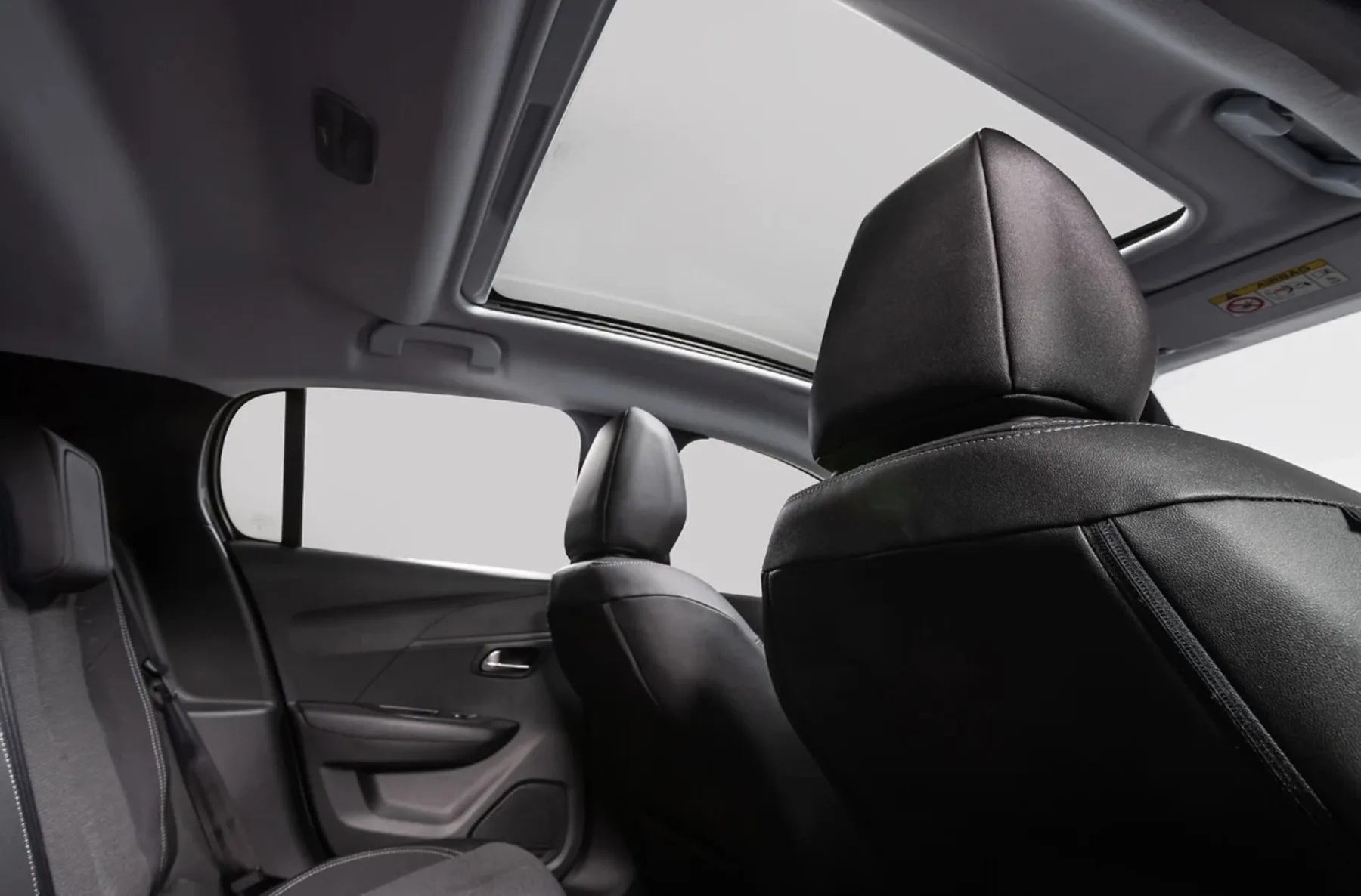 Interior para cinco lugares, conforto elevado e boa tecnologia, mas o porta-malas de 265 litros limita bagagens, servindo melhor a casais e famílias pequenas.