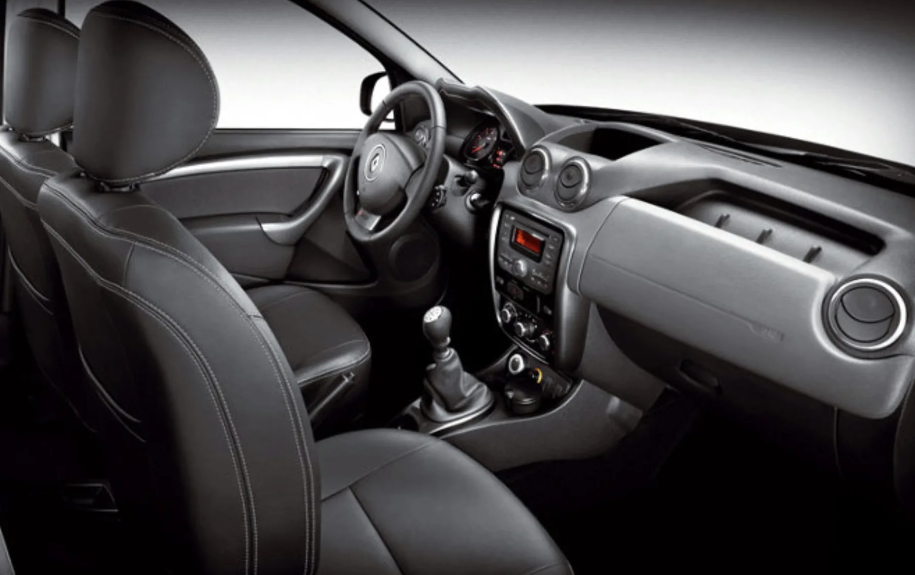 Câmbio manual de 6 marchas, direção hidráulica e tração 4×4 sob demanda tornam a condução previsível, segura e confiante em diferentes terrenos.