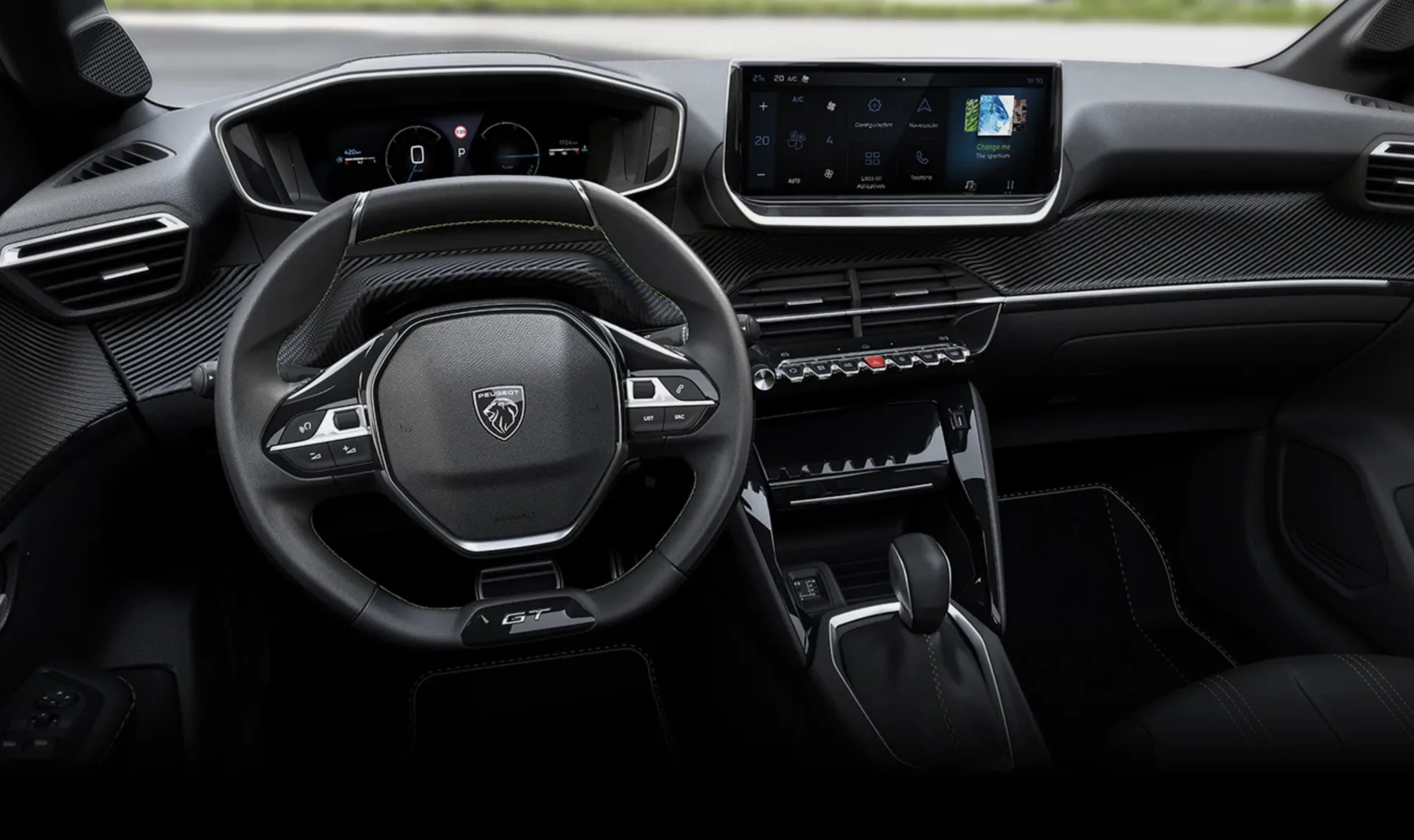 O câmbio CVT de 7 marchas trabalha com tração dianteira e direção elétrica, favorecendo condução suave. Dirigir o 208 GT Hybrid é simples, previsível e confortável, mesmo em tráfego intenso ou longos trajetos.