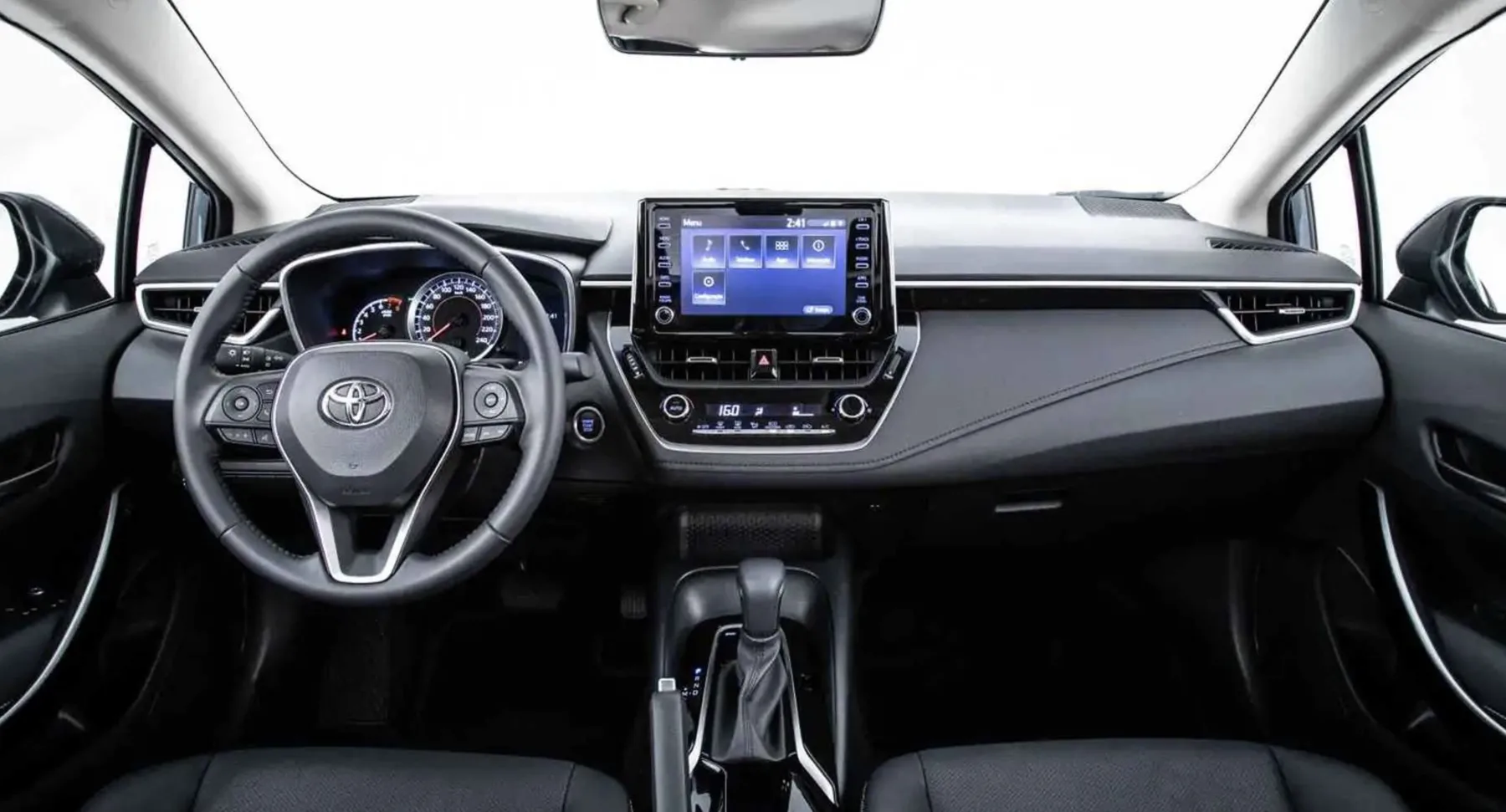 A transmissão CVT, tração dianteira e direção elétrica tornam o sedã confortável e previsível. Ele dirige de forma leve e silenciosa, favorecendo rotinas urbanas e viagens tranquilas.