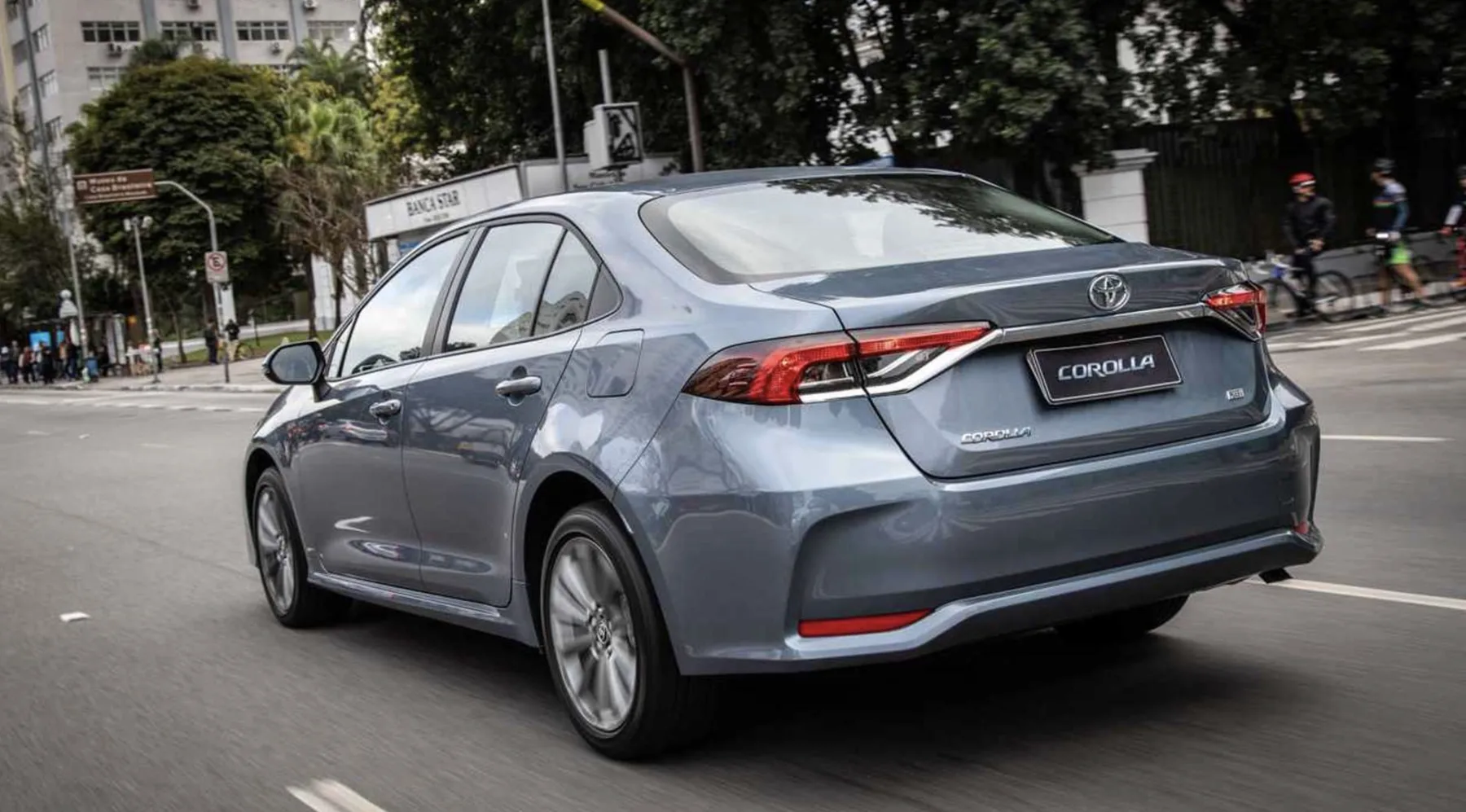 Consumo urbano de 10,9 km/l no álcool e 16,3 km/l na gasolina. Rodoviário de 9,9 km/l no álcool e 14,5 km/l na gasolina. Tanque de 43 litros garante autonomia elevada.