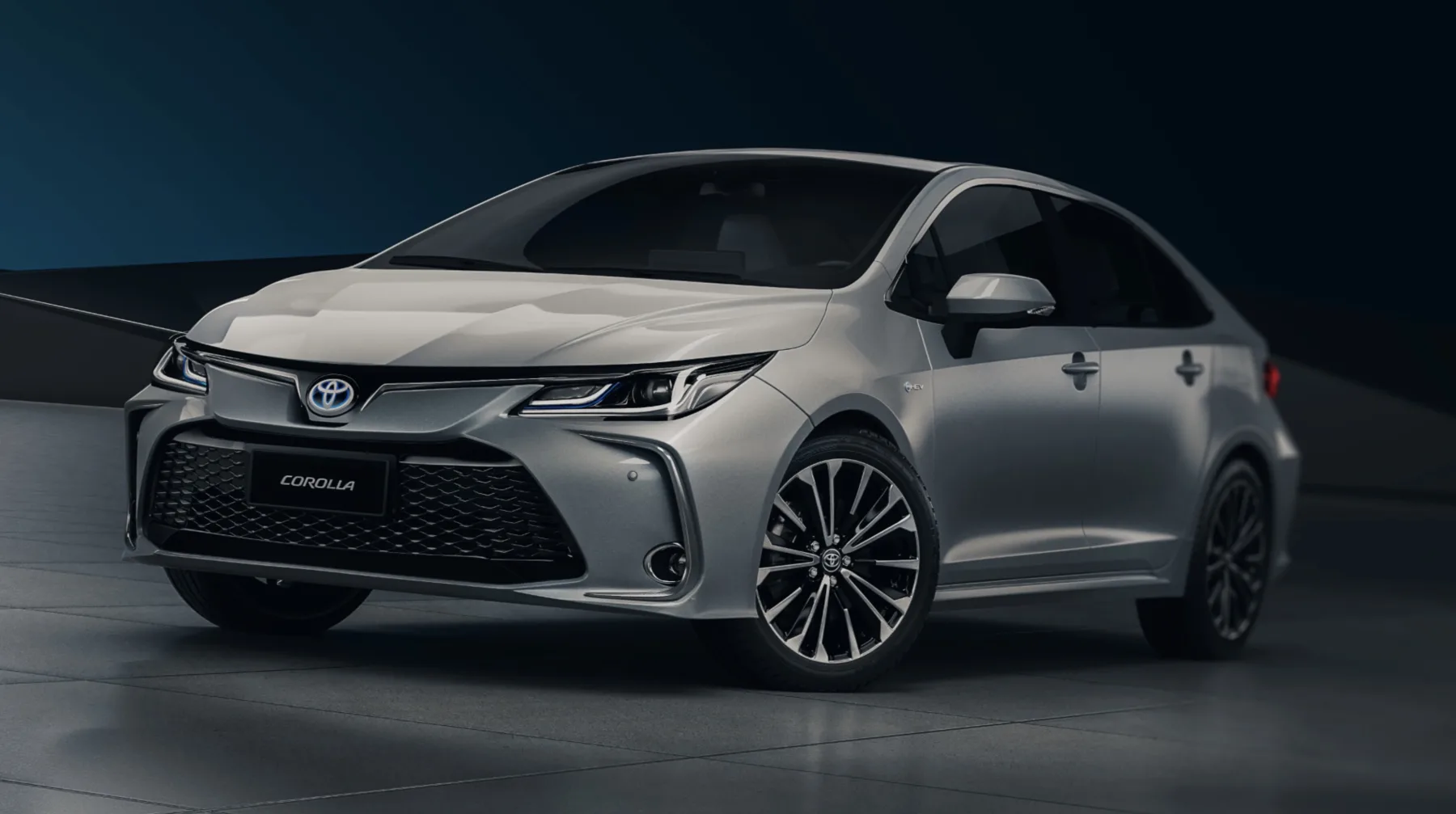 O sistema híbrido combina motor 1.8 flex e elétrico, somando 122 cv. Não é esportivo, mas entrega suavidade constante, aceleração progressiva e condução relaxada, do jeito que o trânsito exige. Foi aí que o conforto virou argumento.