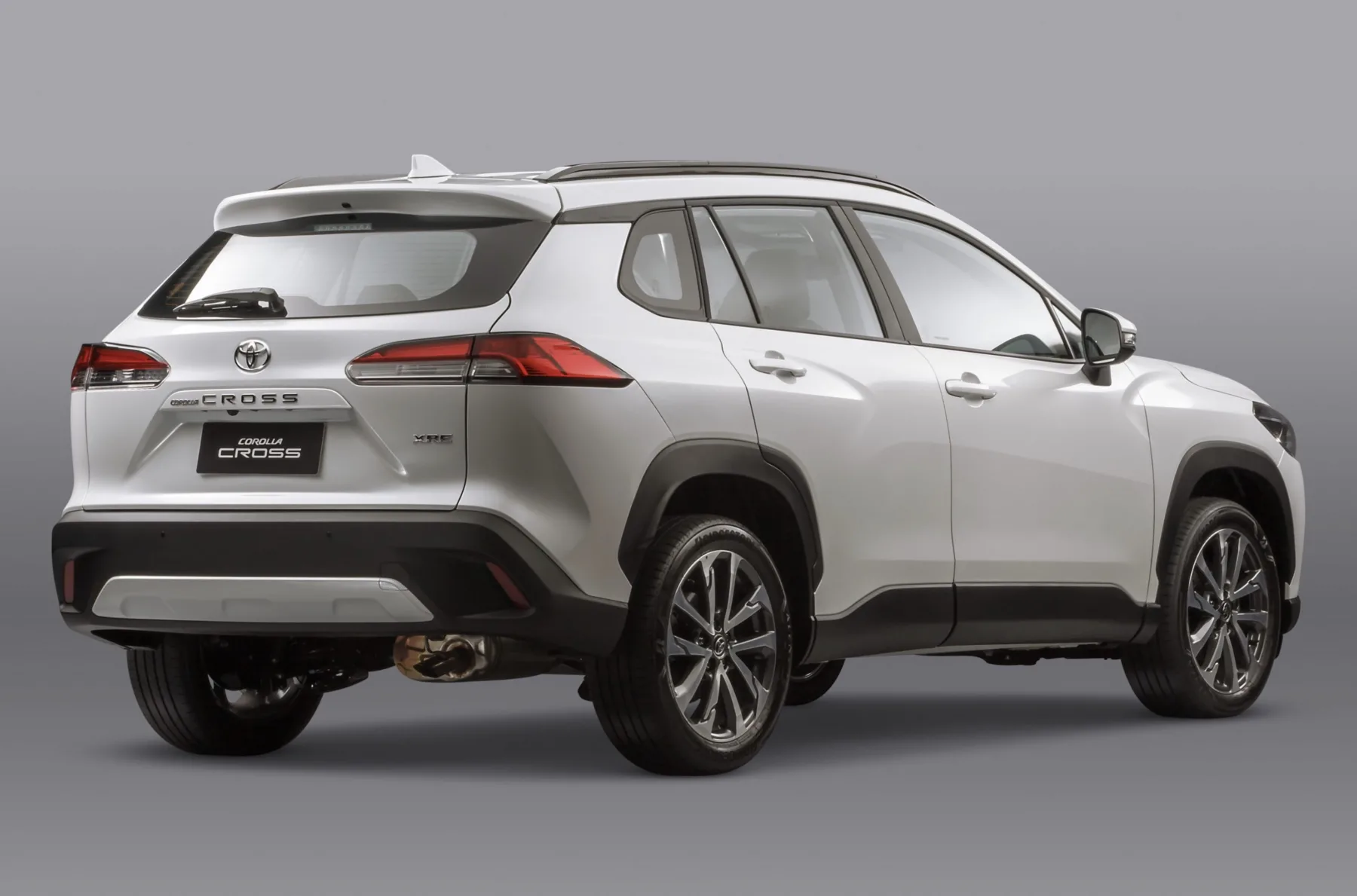 O consumo fica entre 8 e 12,8 km/l dependendo do combustível. A autonomia chega a 602 km com tanque de 47 litros, mantendo uso eficiente na rotina e nas viagens.