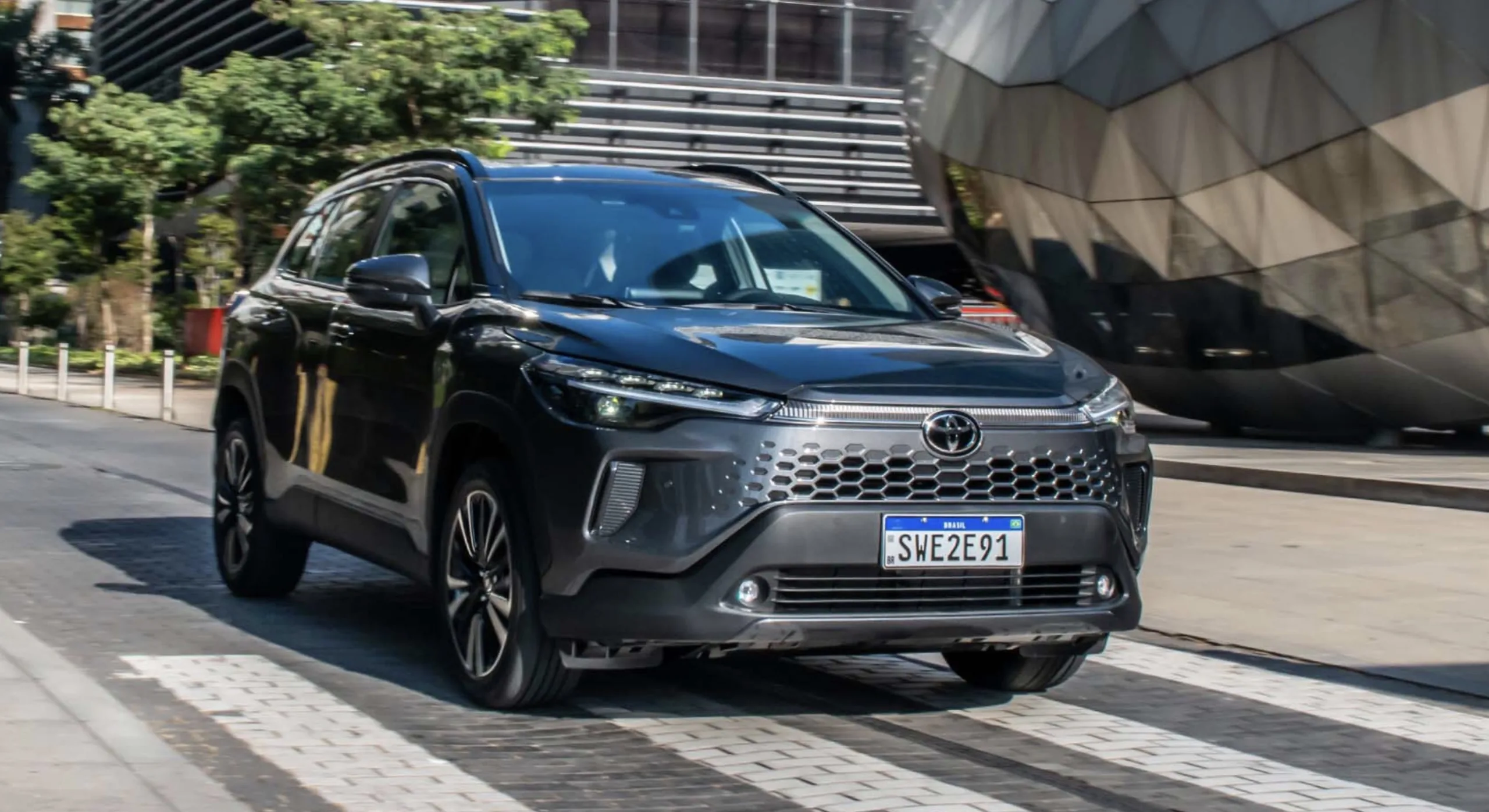 Quem roda todo dia em cidade cheia sabe o peso da escolha. O Corolla Cross XRX 2.0 2026 aposta no caminho clássico, motor forte, conforto alto e zero eletrificação.