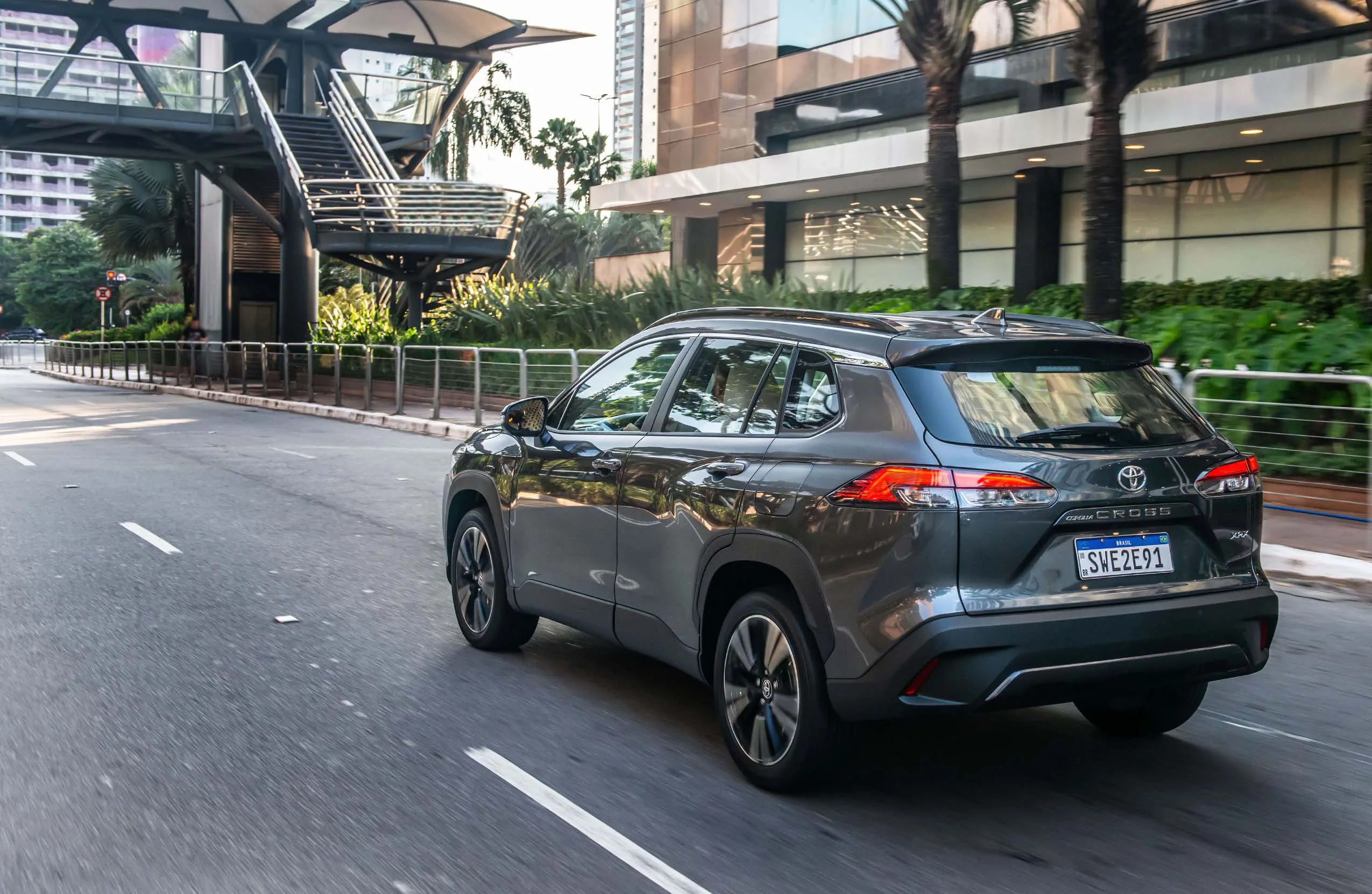 No trânsito pesado, o consumo aparece. São 7,6 km/l no etanol e 11,2 km/l na gasolina. Em estrada, o ritmo estabiliza e a autonomia passa fácil dos 600 km.