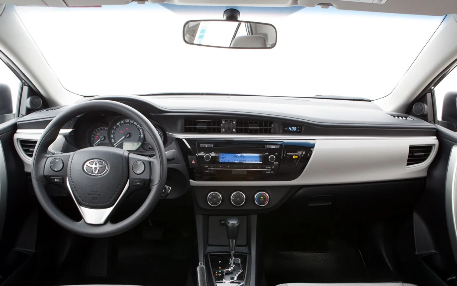 O câmbio manual de seis marchas trabalha com tração dianteira e direção elétrica. Dirigir o Corolla GLi 2017 é fácil, previsível e confortável em trajetos longos.