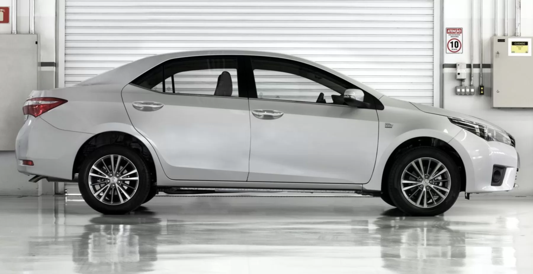 Qual o preço do Toyota Corolla Xei 2.0 2017? Ficha técnica, Preço, Consumo, Equipamentos e Fotos do sedã que faz 0 a 100 km/h em 9,6 s