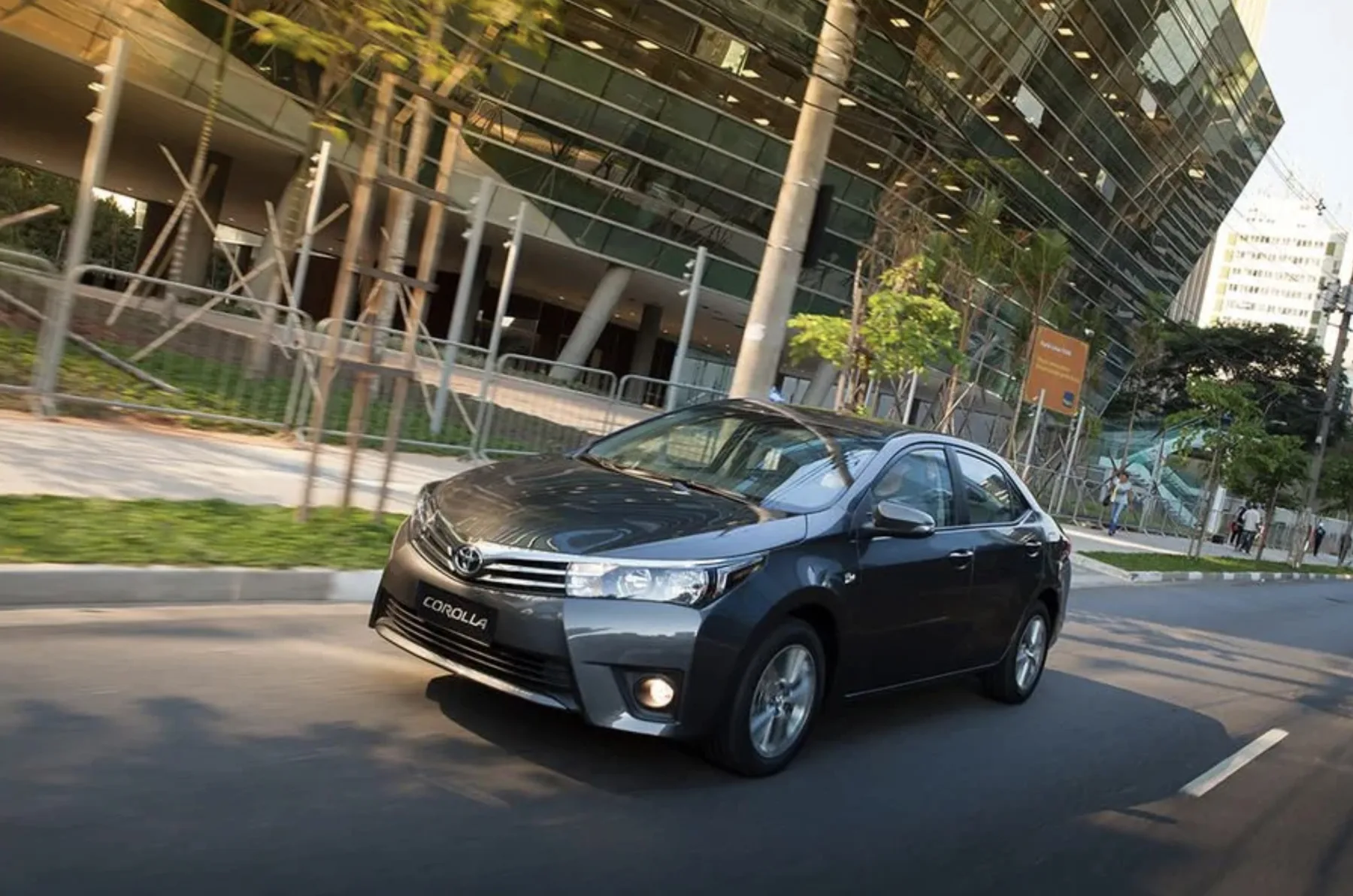 Qual o preço do Toyota Corolla Xei 2.0 2017? Ficha técnica, Preço, Consumo, Equipamentos e Fotos do sedã que faz 0 a 100 km/h em 9,6 s