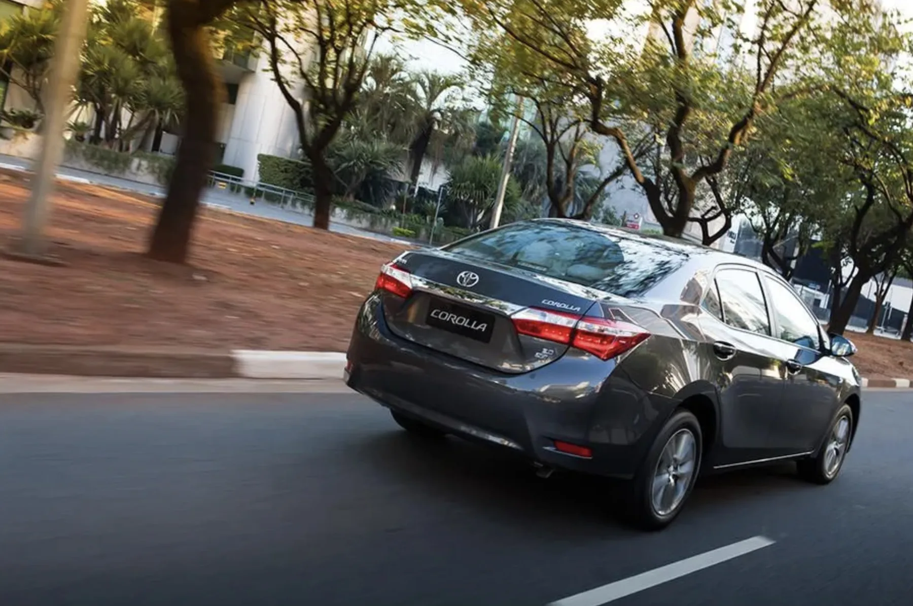 Qual o preço do Toyota Corolla Xei 2.0 2017? Ficha técnica, Preço, Consumo, Equipamentos e Fotos do sedã que faz 0 a 100 km/h em 9,6 s