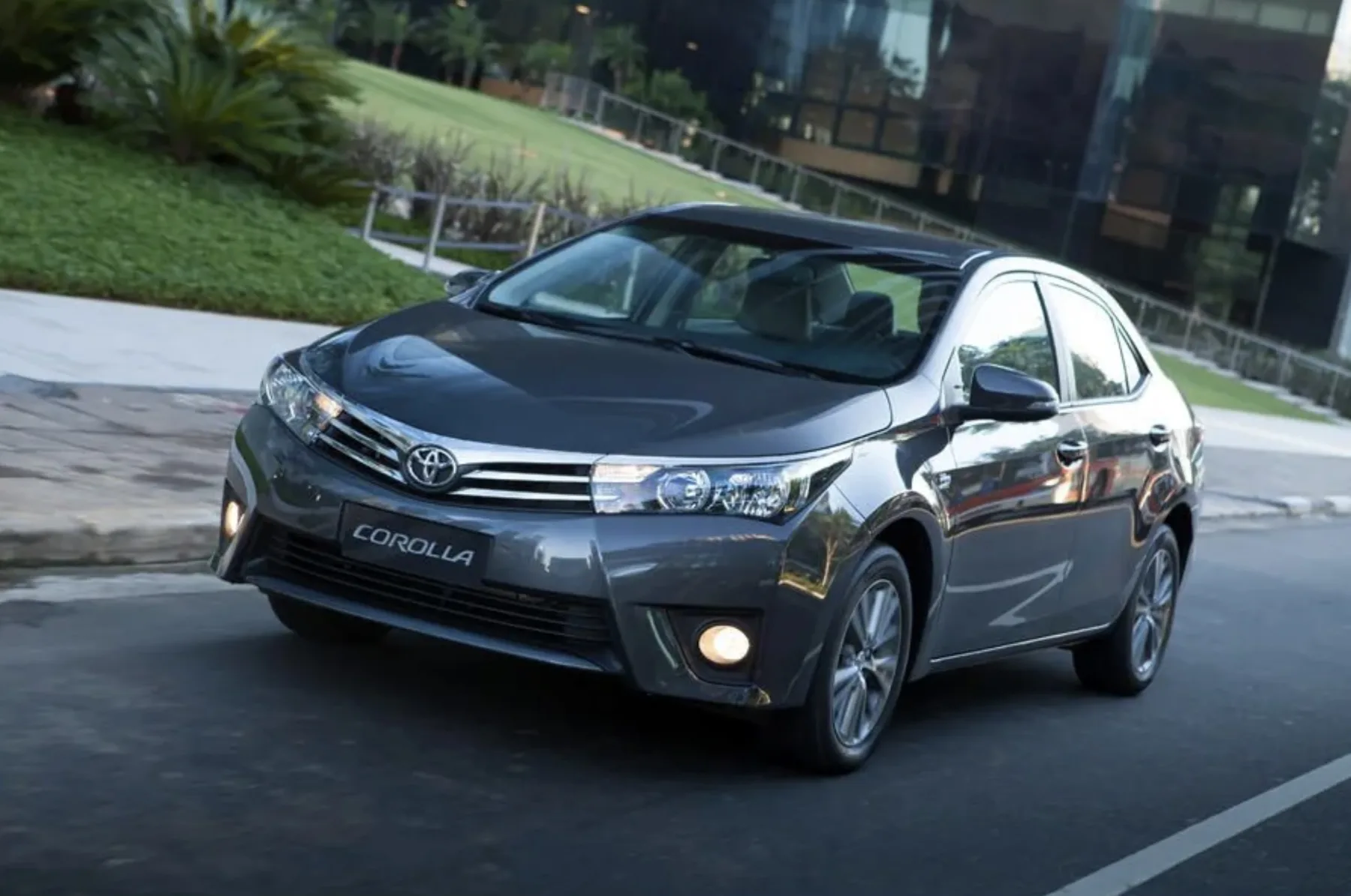 Sedã equilibrado que atende famílias e quem busca conforto diário. Espaço, segurança e mecânica confiável tornam o Corolla XEi 2017 uma escolha sólida no mercado de usados.