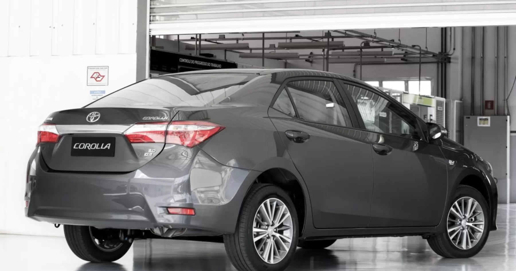 Qual o preço do Toyota Corolla Xei 2.0 2017? Ficha técnica, Preço, Consumo, Equipamentos e Fotos do sedã que faz 0 a 100 km/h em 9,6 s