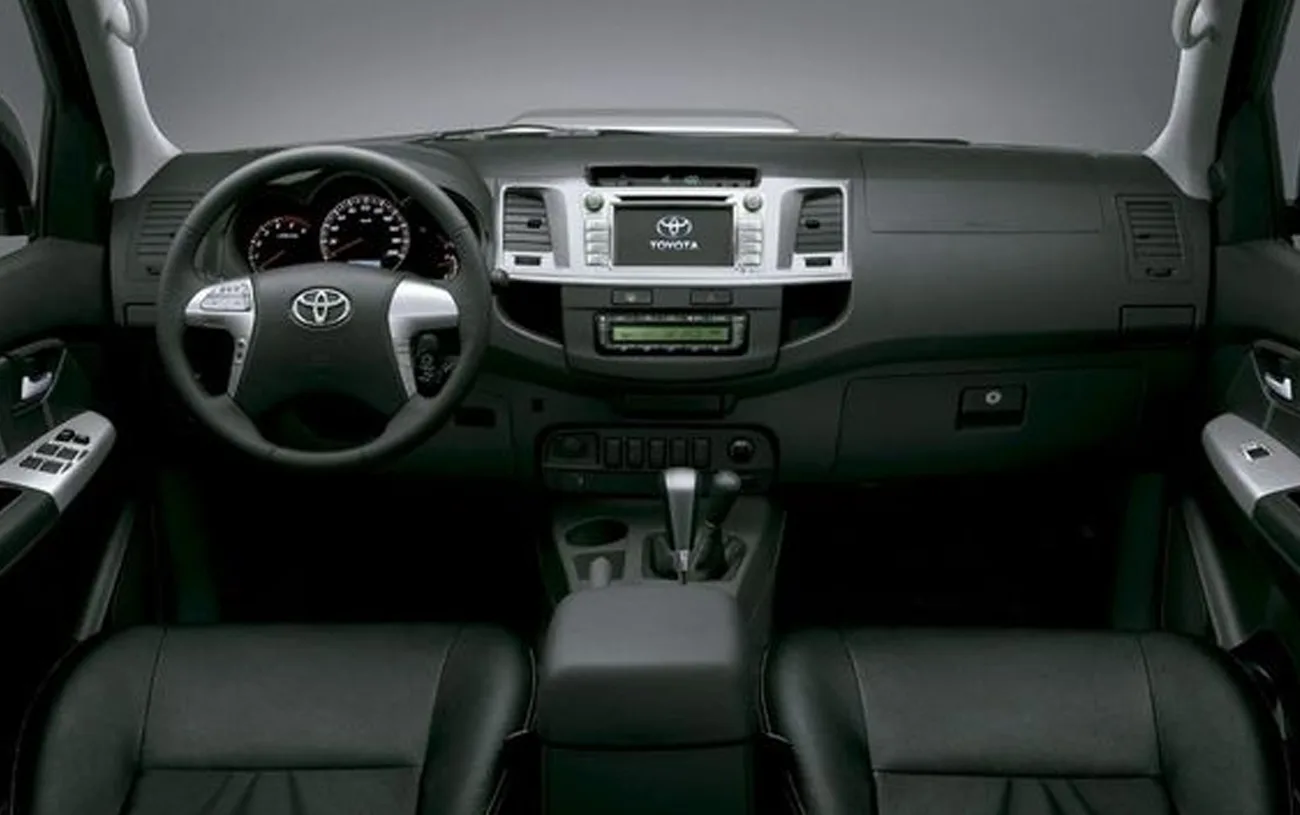 Tração 4×4, direção hidráulica e câmbio automático de 5 marchas deixam a condução firme e segura, com estabilidade em terrenos variados.