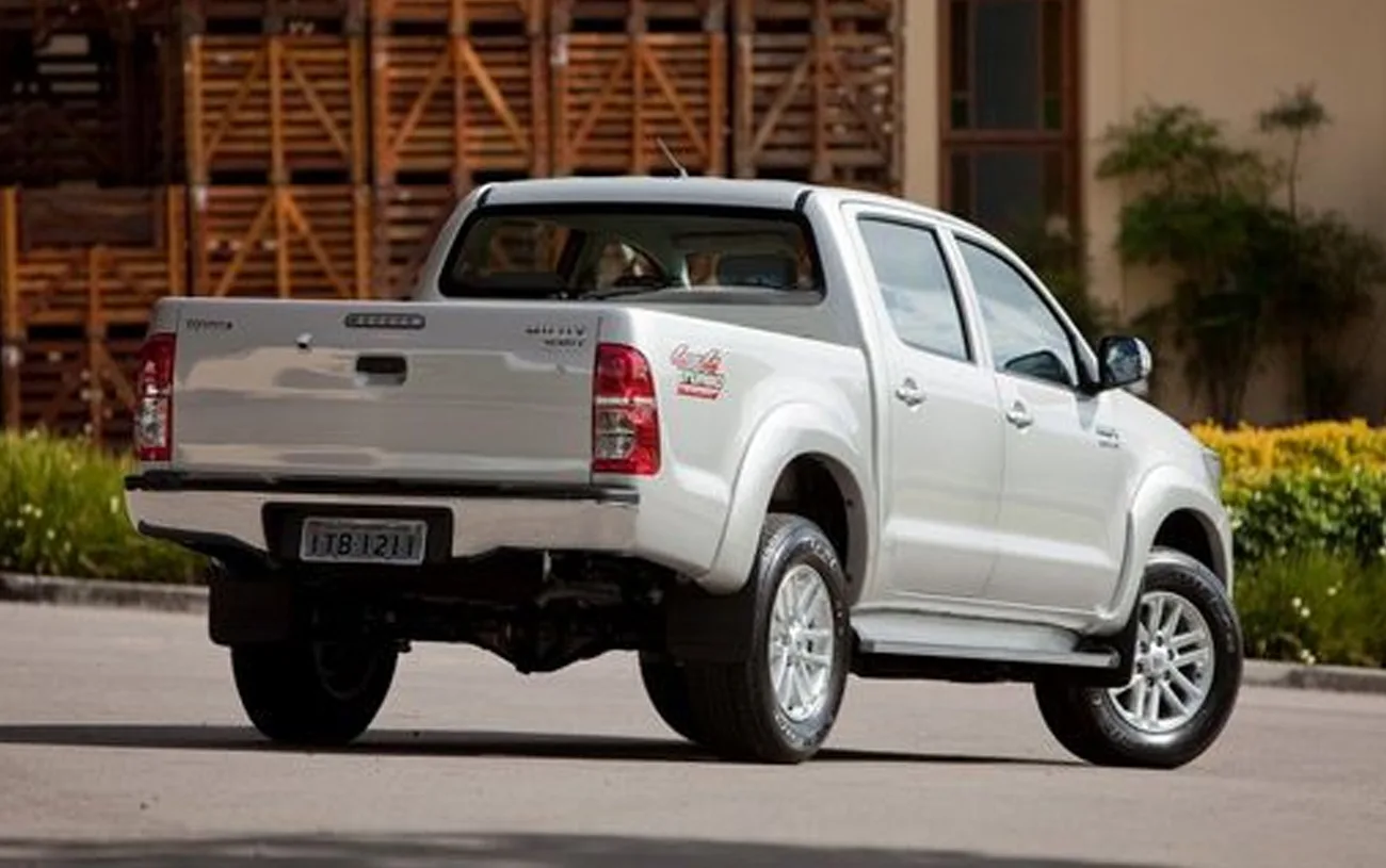 Caçamba de 1000 litros e carga útil de 1000 kg, ideal para quem precisa transportar ferramentas, equipamentos ou grandes volumes com segurança.