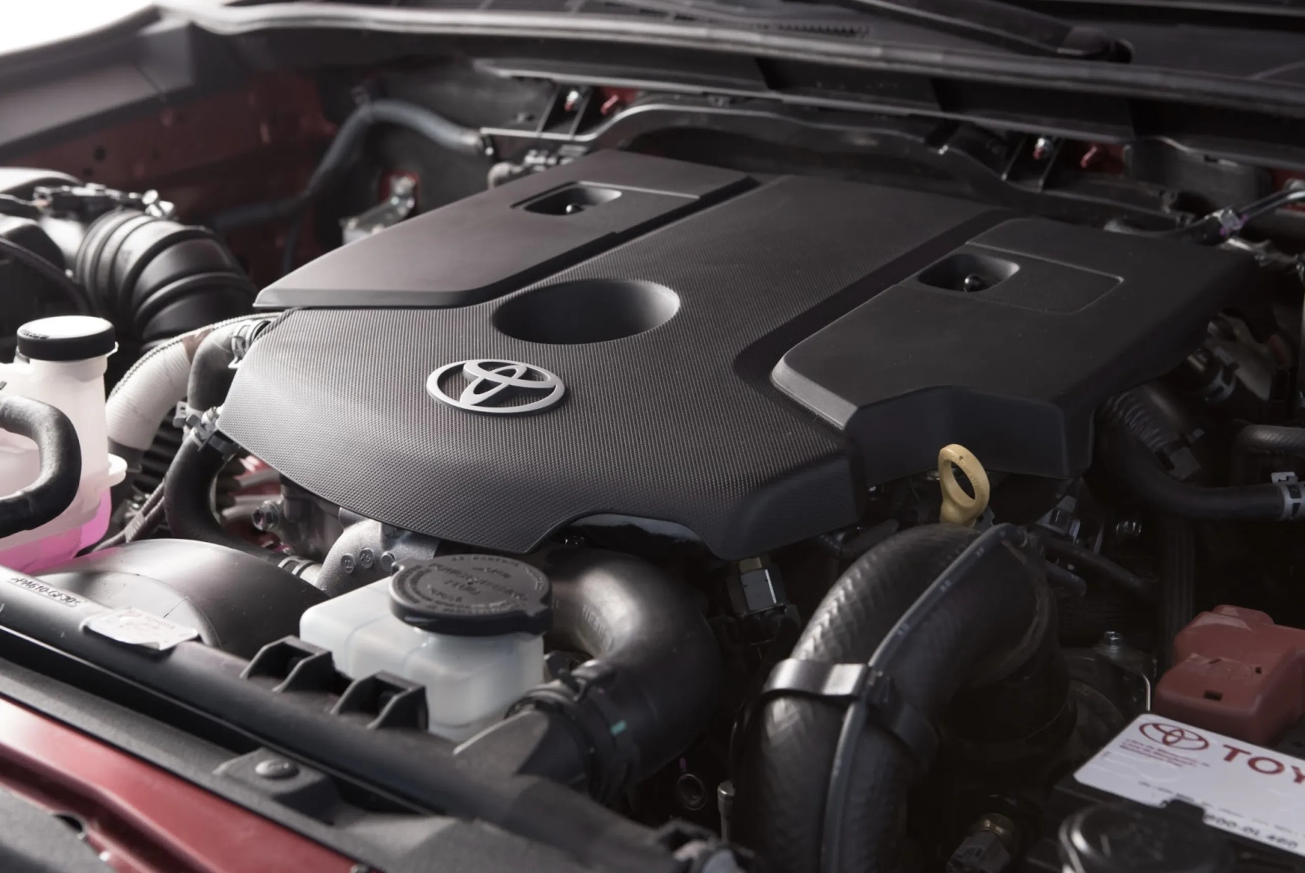 O motor 2.8 turbodiesel entrega força em baixa rotação, ideal para carga e reboque, sem exigir giro alto. O foco nunca foi correr, mas trabalhar com folga mecânica.