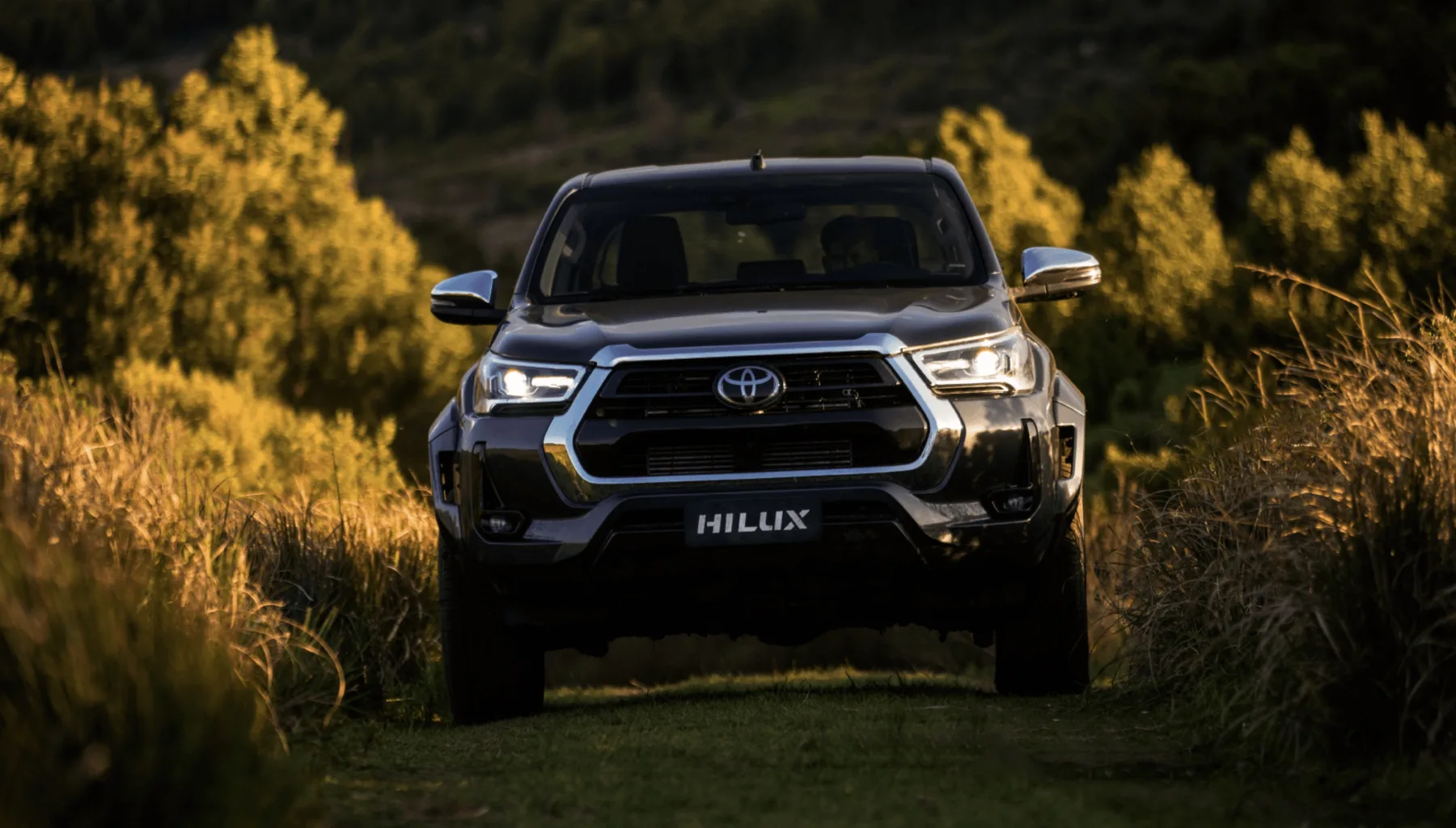 A Hilux SRX Plus 2.8 2025 serve para quem precisa de força real no trabalho e conforto no dia a dia. Carrega 1.000 kg, roda longas distâncias e mantém desempenho confiável.