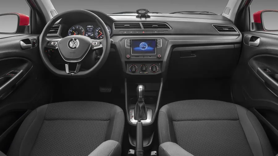 O câmbio automático de 6 marchas e a direção hidráulica deixam a condução leve. A tração dianteira mantém segurança e facilita o uso urbano.