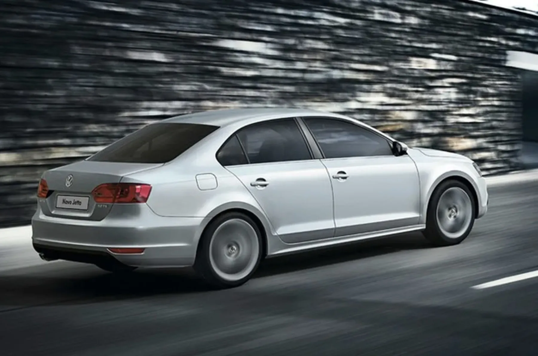 Consumo de 8,9 km/l na cidade e 12,1 km/l na estrada. Autonomia chega a 666 km com tanque de 55 litros, permitindo viagens longas sem paradas frequentes.