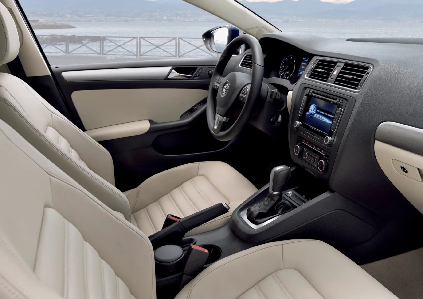 Câmbio DSG de 6 marchas, direção precisa e tração dianteira criam condução estável. O carro dirige com firmeza e transmite controle ao motorista.