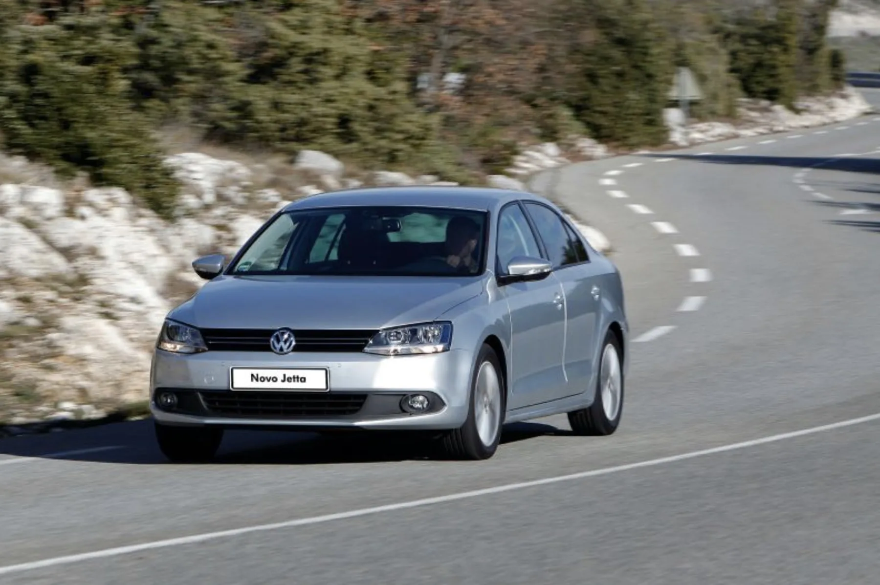 Qual o valor de um Volkswagen Jetta 2014 2.0 TSI Highline DSG? Preço, Ficha técnica, Consumo, Equipamentos e Fotos do sedã de 211 cv