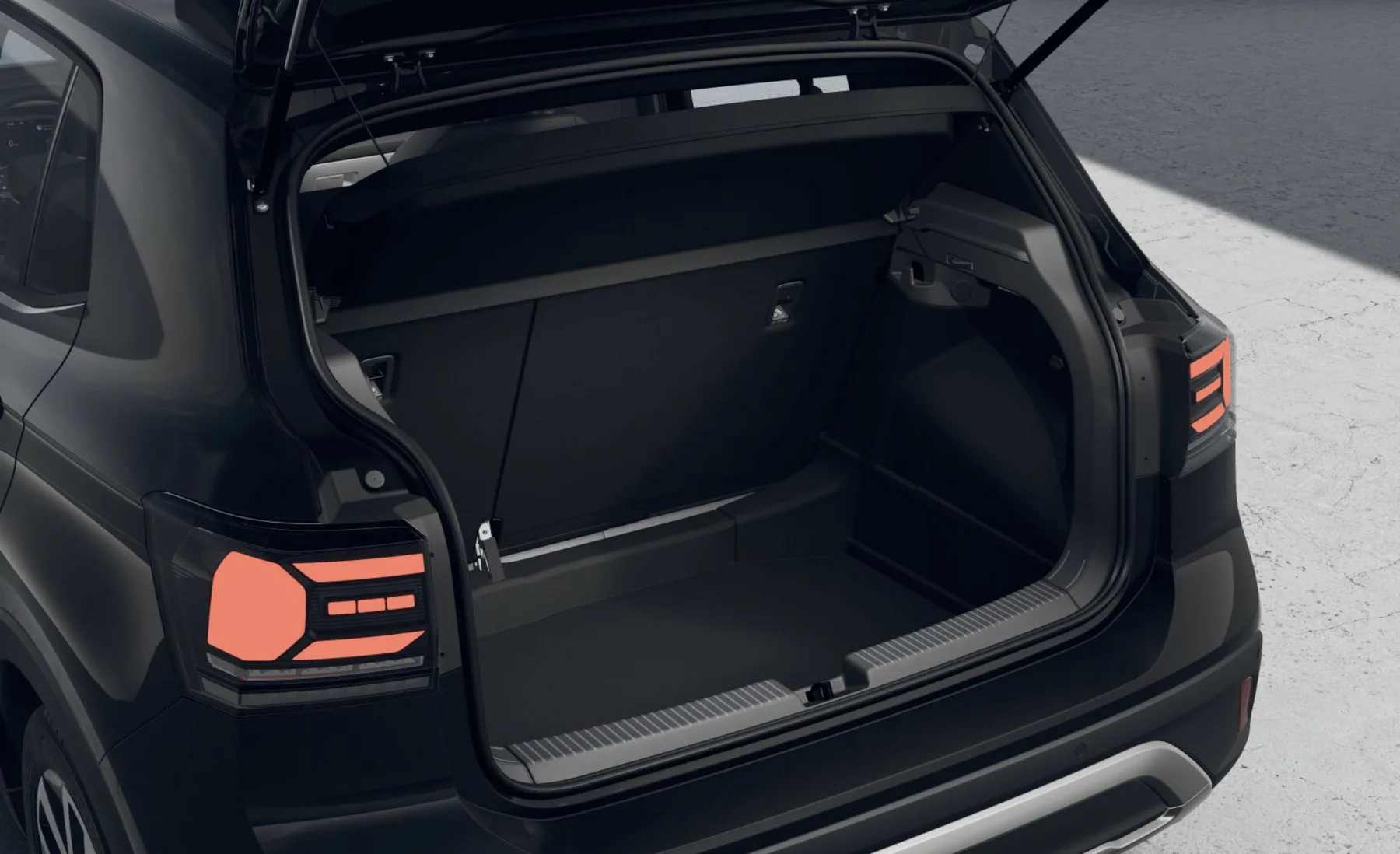 O pacote traz seis airbags, controles eletrônicos, frenagem automática, ACC, painel digital, multimídia grande e bom nível de conforto embarcado.