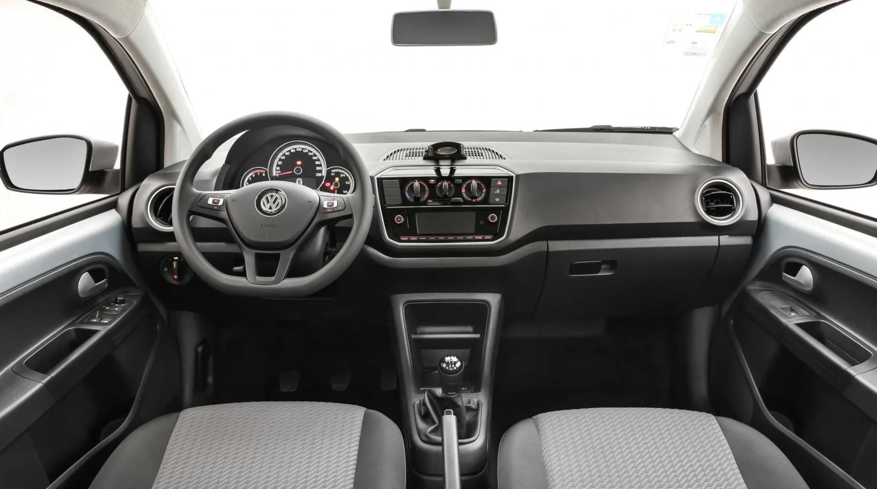 Câmbio manual de 5 marchas tem engates curtos e direção elétrica leve. A tração dianteira deixa o carro ágil em manobras e estável no uso diário, fácil de dirigir.