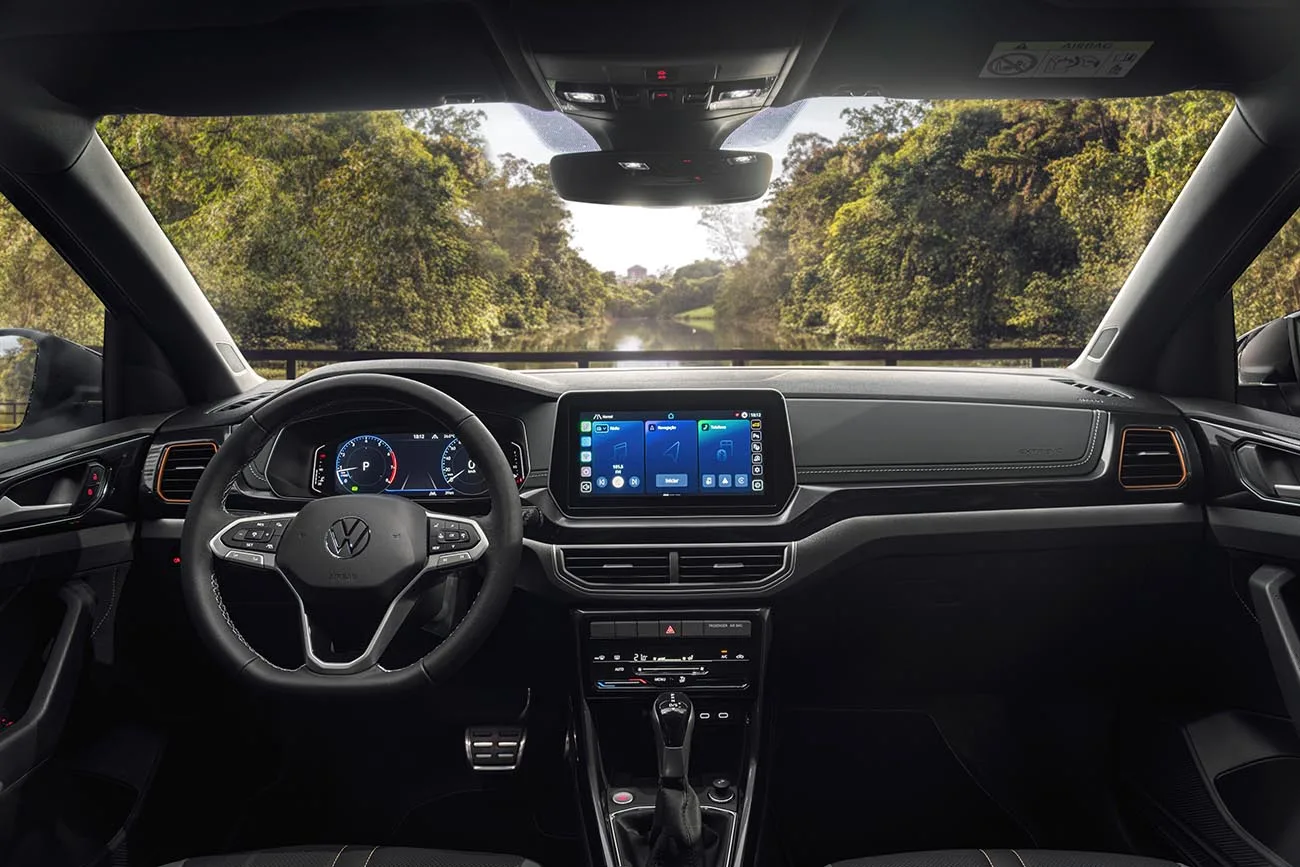 A direção elétrica facilita manobras, o câmbio automático de seis marchas mantém suavidade e a tração dianteira oferece condução segura em ritmo urbano e rodoviário.