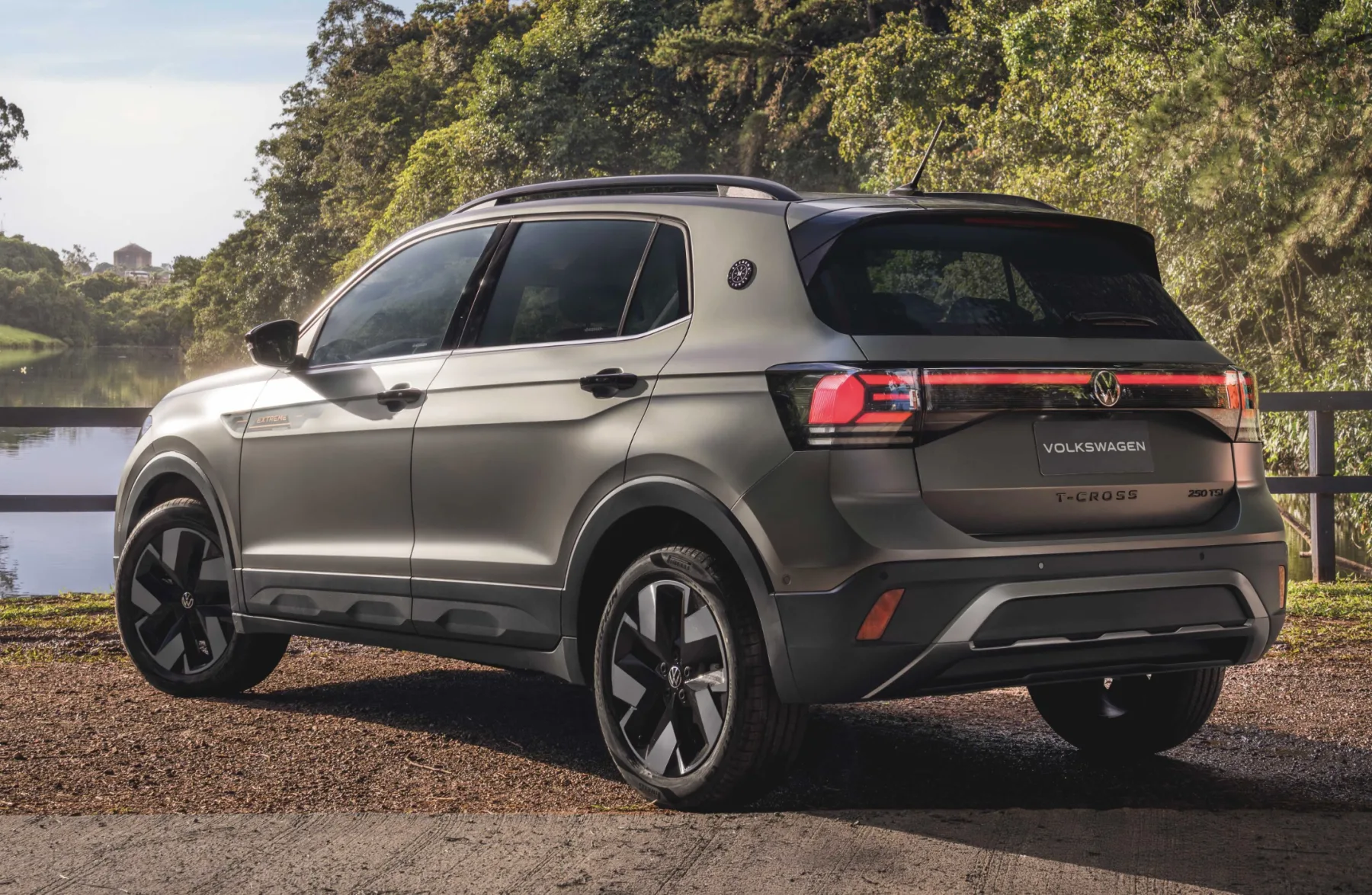 O consumo marca 8,2 e 9,9 km/l no etanol e 11,8 e 14,2 km/l na gasolina, a autonomia chega a 402, 485, 578 e 696 km, o tanque tem 49 litros e garante alcance sólido.