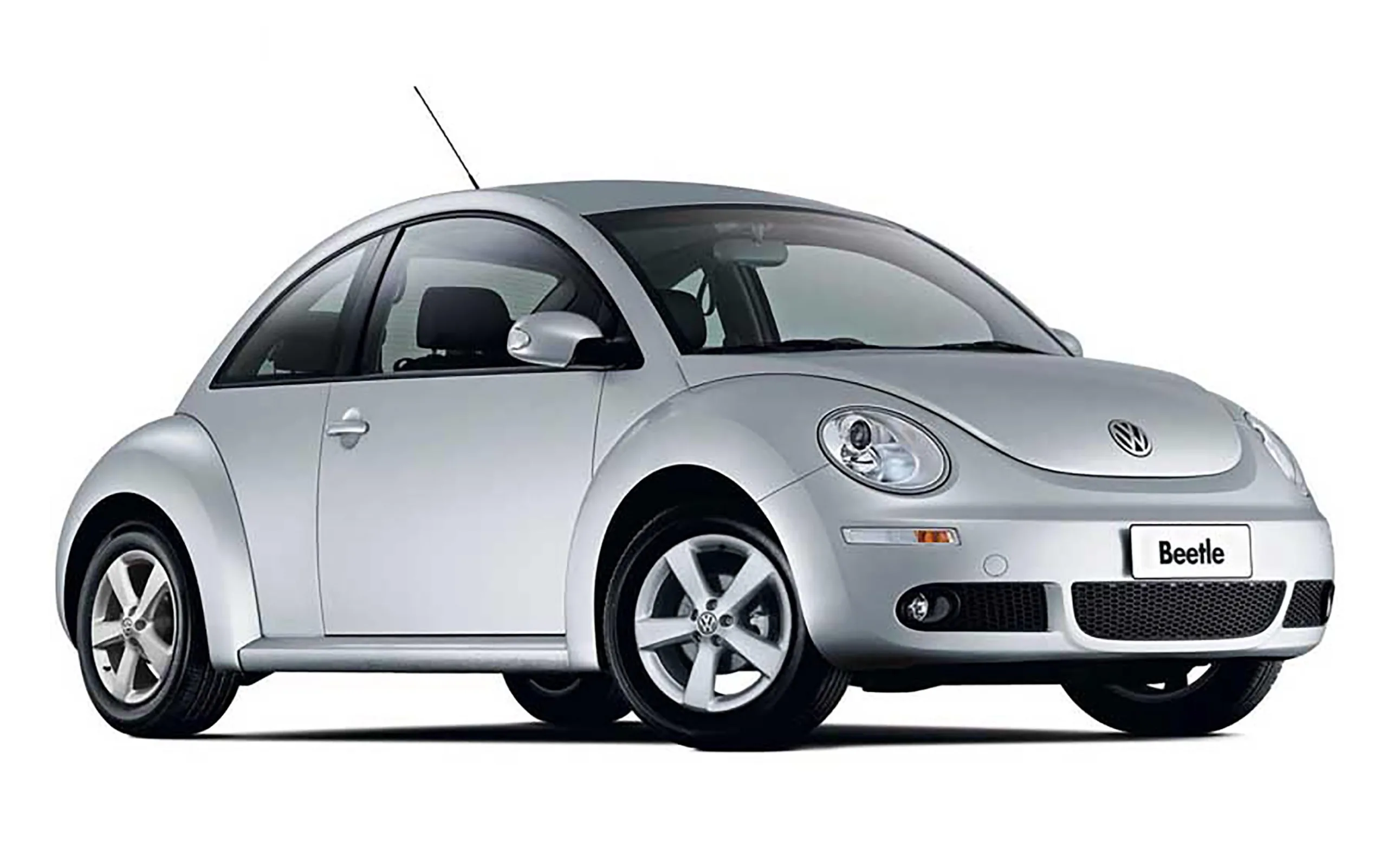 Versões do Volkswagen New Beetle 2010, ambas com motor 2.0, servem perfis diferentes do público, uma voltada ao controle manual e outra à comodidade da transmissão automática, entregando comportamento previsível e visual icônico em qualquer uso.