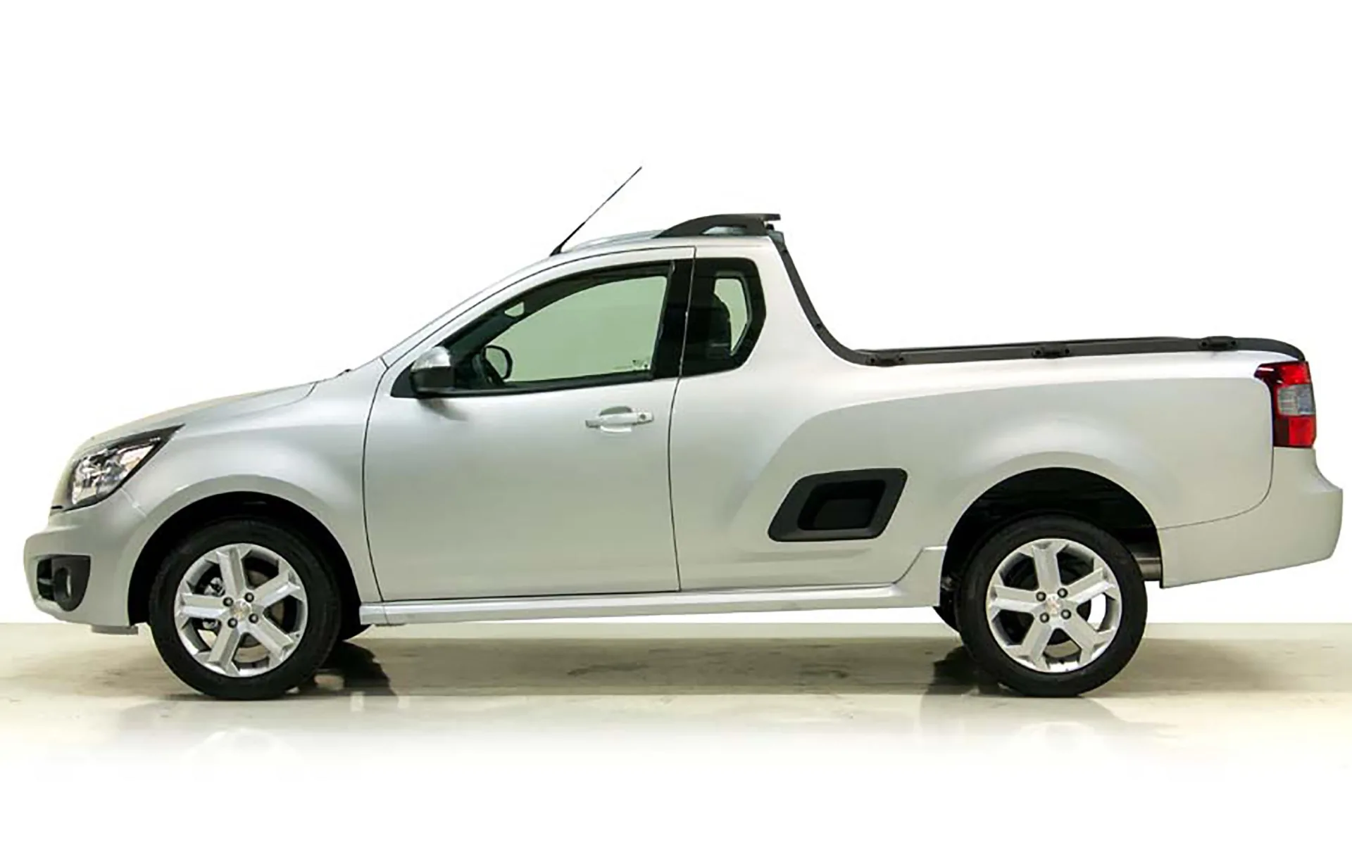 Chevrolet Montana 2014 Sport custa como uma zero km frágil, mas entrega mecânica robusta e versatilidade que muita picape de shopping não chega perto