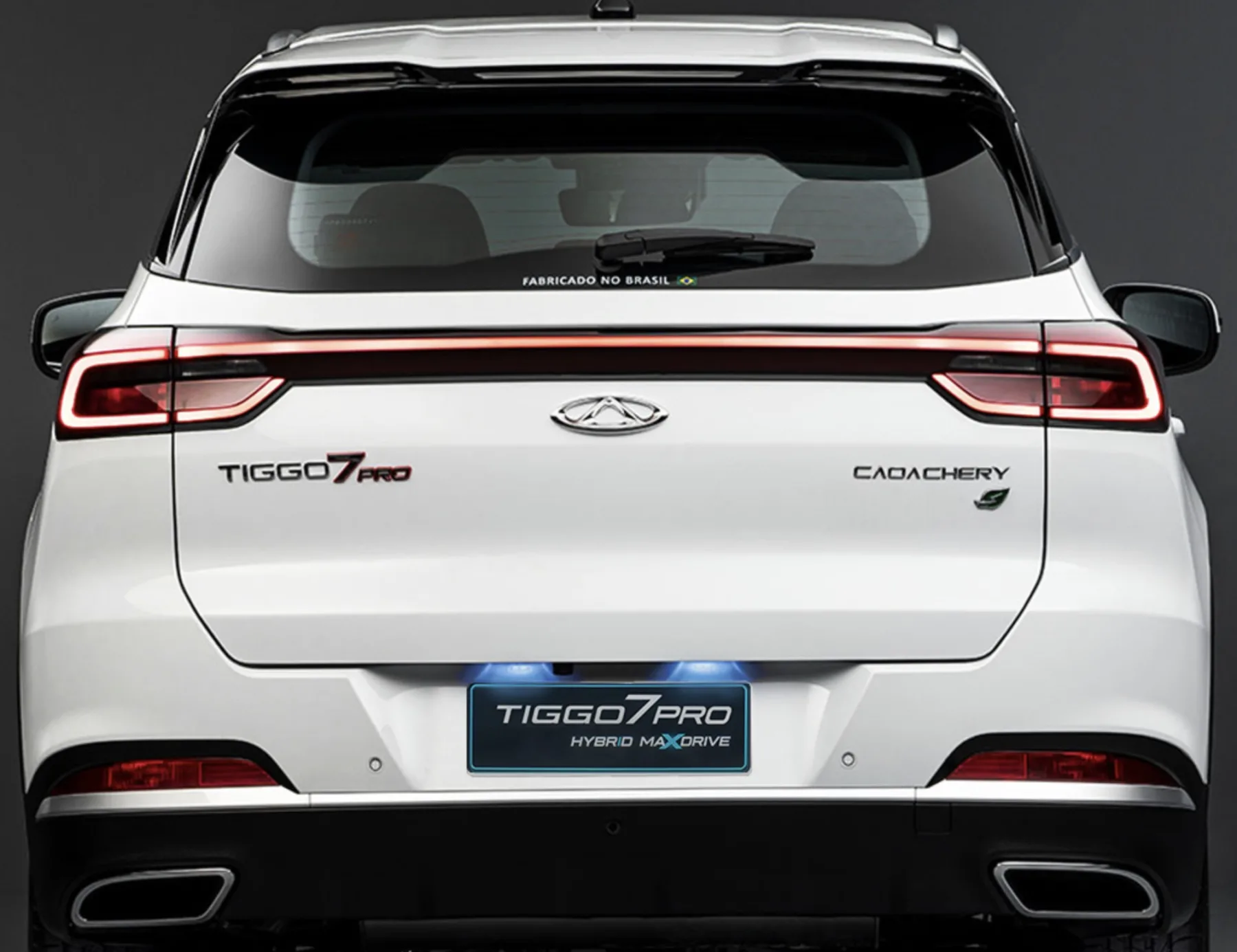 Entre os pontos negativos estão o porta-malas menor que rivais, consumo real modesto para um híbrido e relatos pontuais de falhas elétricas no uso prolongado.